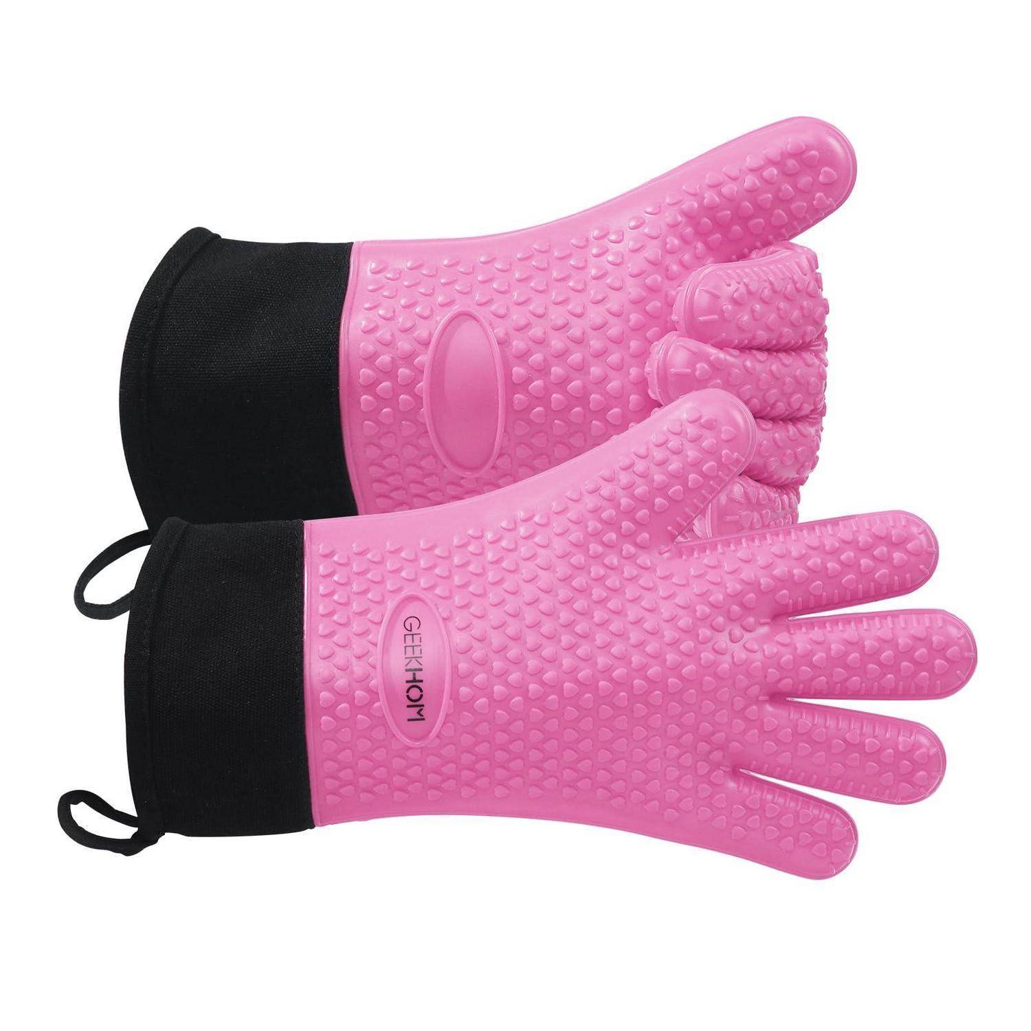 Paar rosa strukturierte Silikon-Ofenhandschuhe mit schwarzen Manschetten, übereinander auf weißem Hintergrund dargestellt.