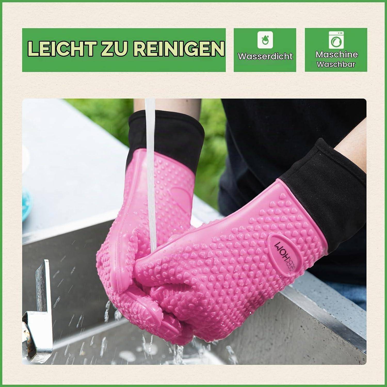 Rosa strukturierte Ofenhandschuhe werden unter fließendem Wasser gespült; der Text sagt „Leicht zu reinigen", „Wasserdicht"" und „Maschine Waschbar"".