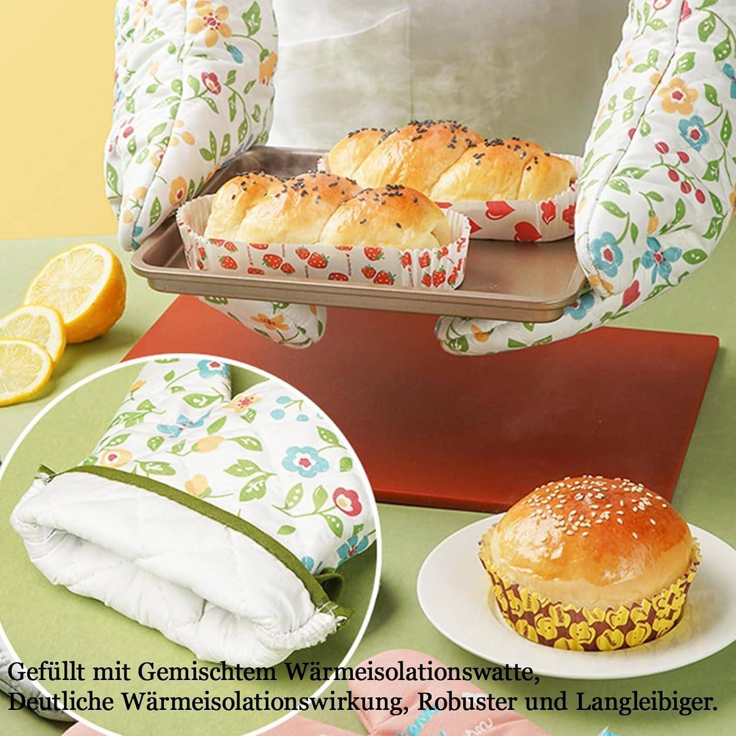 Hände halten ein Tablett mit drei gebackenen Brötchen in isolierten Stoffeinlagen, daneben eine einzelne Brötchen auf einem Teller und geschnittene Zitronenscheiben in der Nähe.
