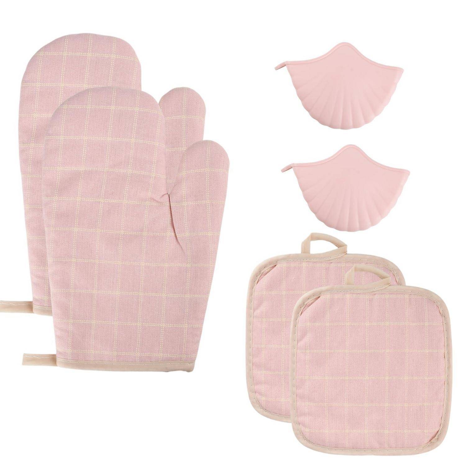 Rosa karierte Küchengarntur mit einem Ofenhandschuh, zwei muschelförmigen Topflappen und zwei gesteppten quadratischen Unterlagen oder Untersetzer.