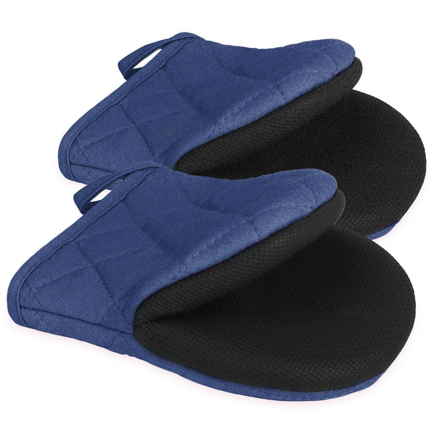Paar blau-schwarze gesteppte Ofenhandschuhe oder Topflappen auf weißem Hintergrund.