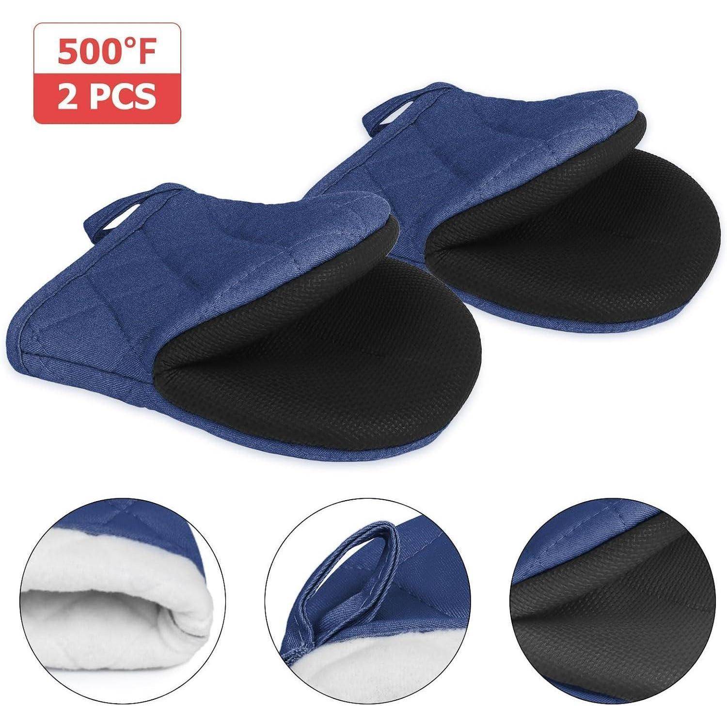 Paar blauer und schwarzer hitzebeständiger Ofenhandschuhe, gekennzeichnet mit „500°F