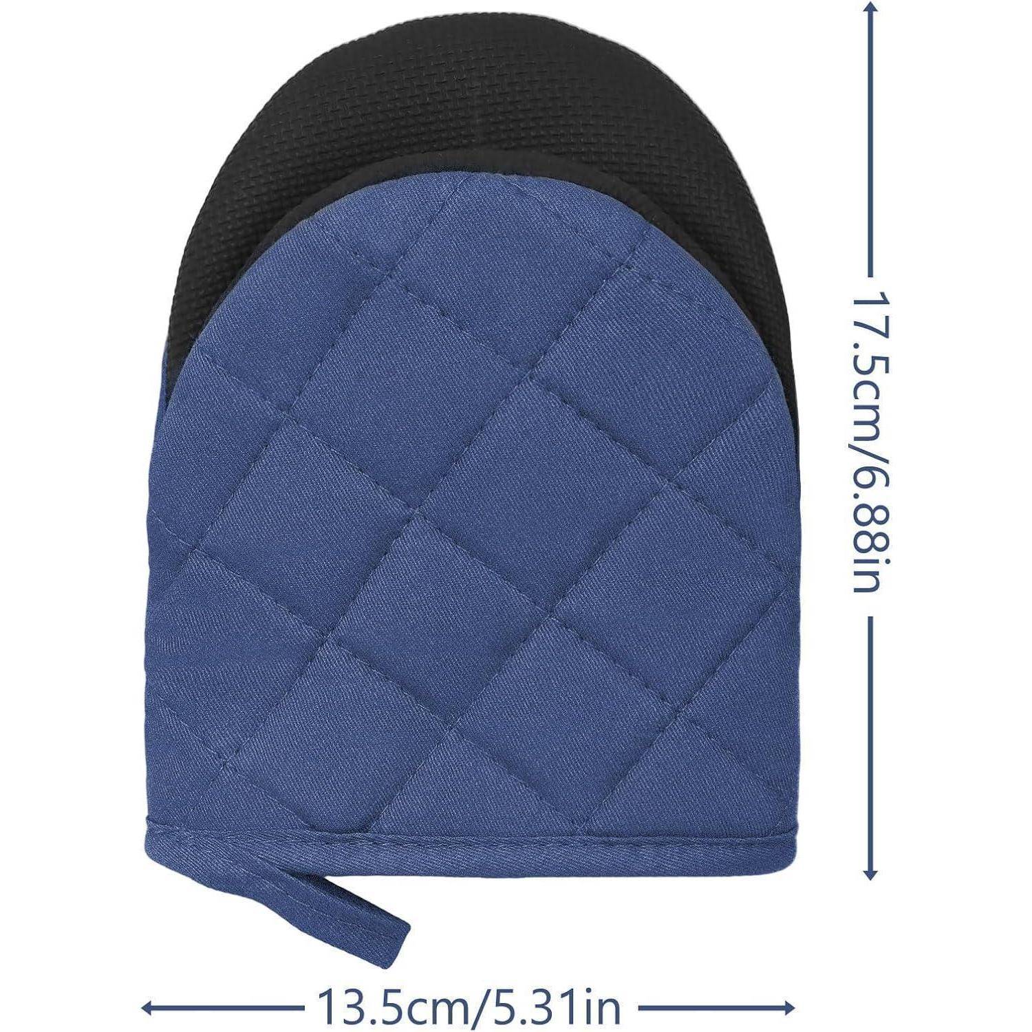 Blauer gesteppter Ofenhandschuh mit schwarzem Bündchen, gezeigt mit Größenangaben: 17,5 cm hoch und 13,5 cm breit.