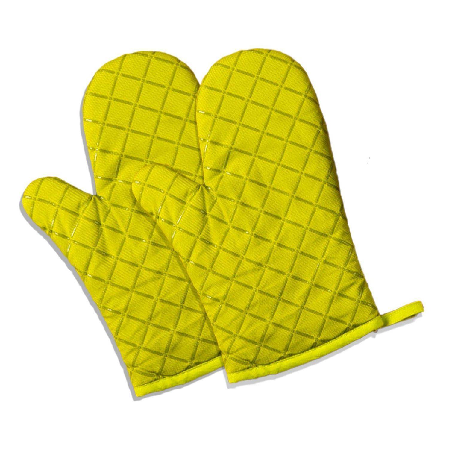 Paar gelber gesteppter Ofenhandschuhe auf weißem Hintergrund.