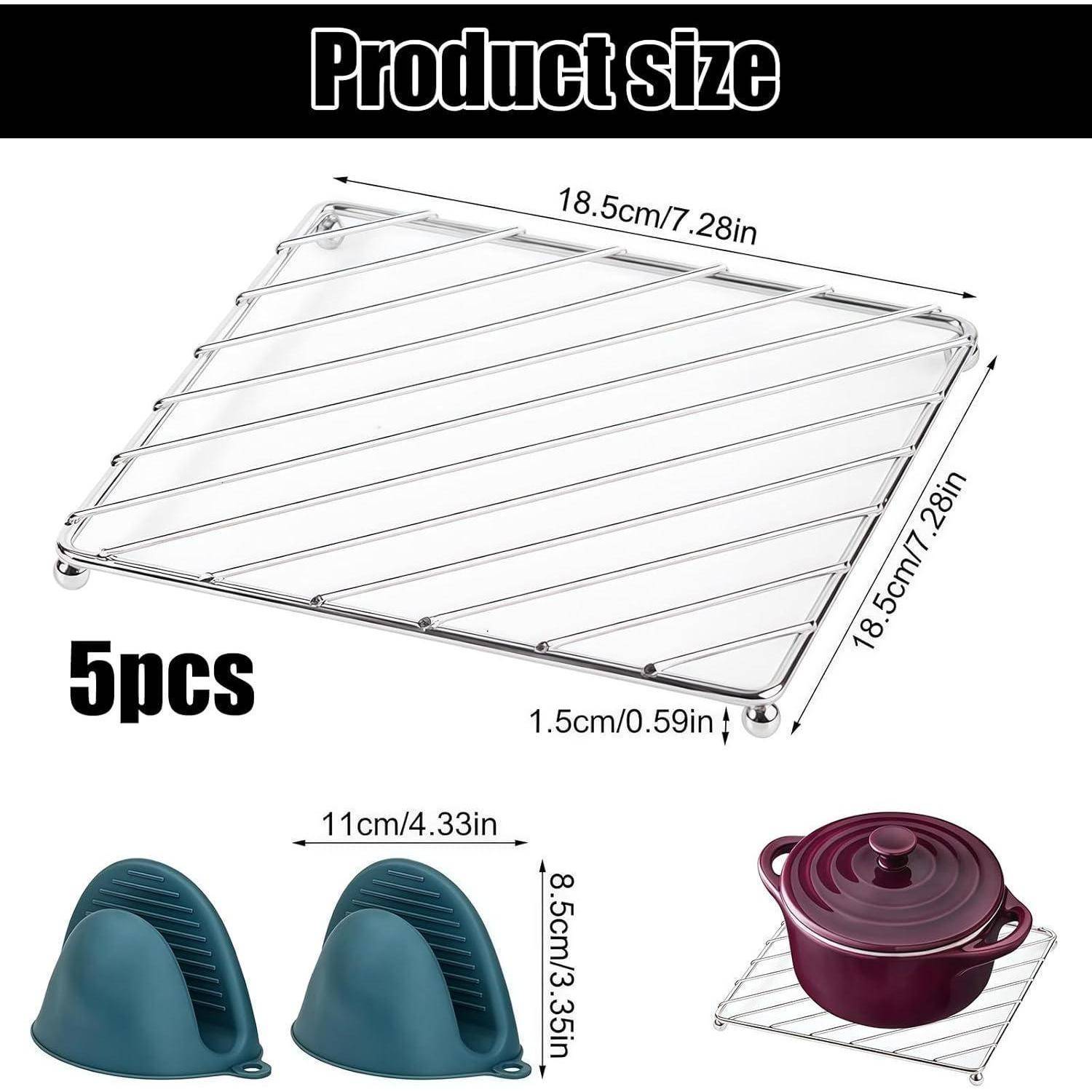 Produktgrößen-Diagramm, das ein 5-teiliges Metalluntersetzerset, 18,5 cm quadratisch und 1,5 cm hoch, zeigt, plus zwei blaugrüne Topfhandschuhe und einen Topf, der auf dem Gestell platziert ist.