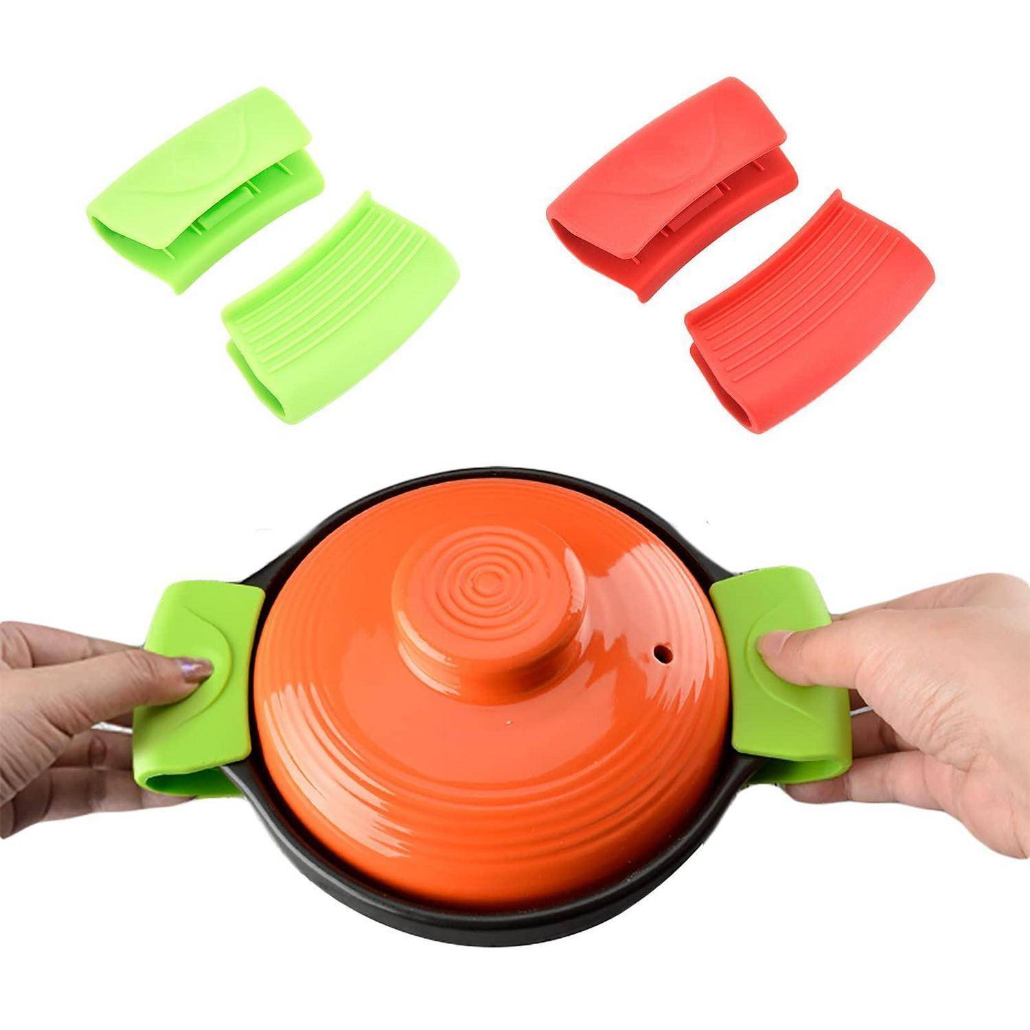 Hände greifen grüne Silikon-Topflappen an einer Deckel tragenden orangefarbenen Pfanne, mit separaten grünen und roten Topflappen-Paaren, die oben gezeigt werden.