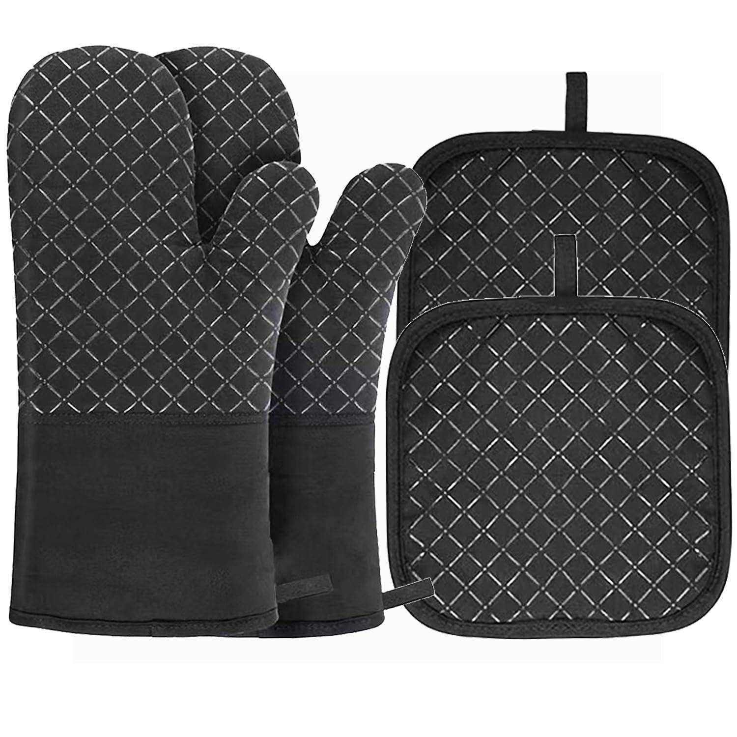 Schwarze gesteppte Ofenhandschuhe und passendes Topflappen-Set auf weißem Hintergrund.