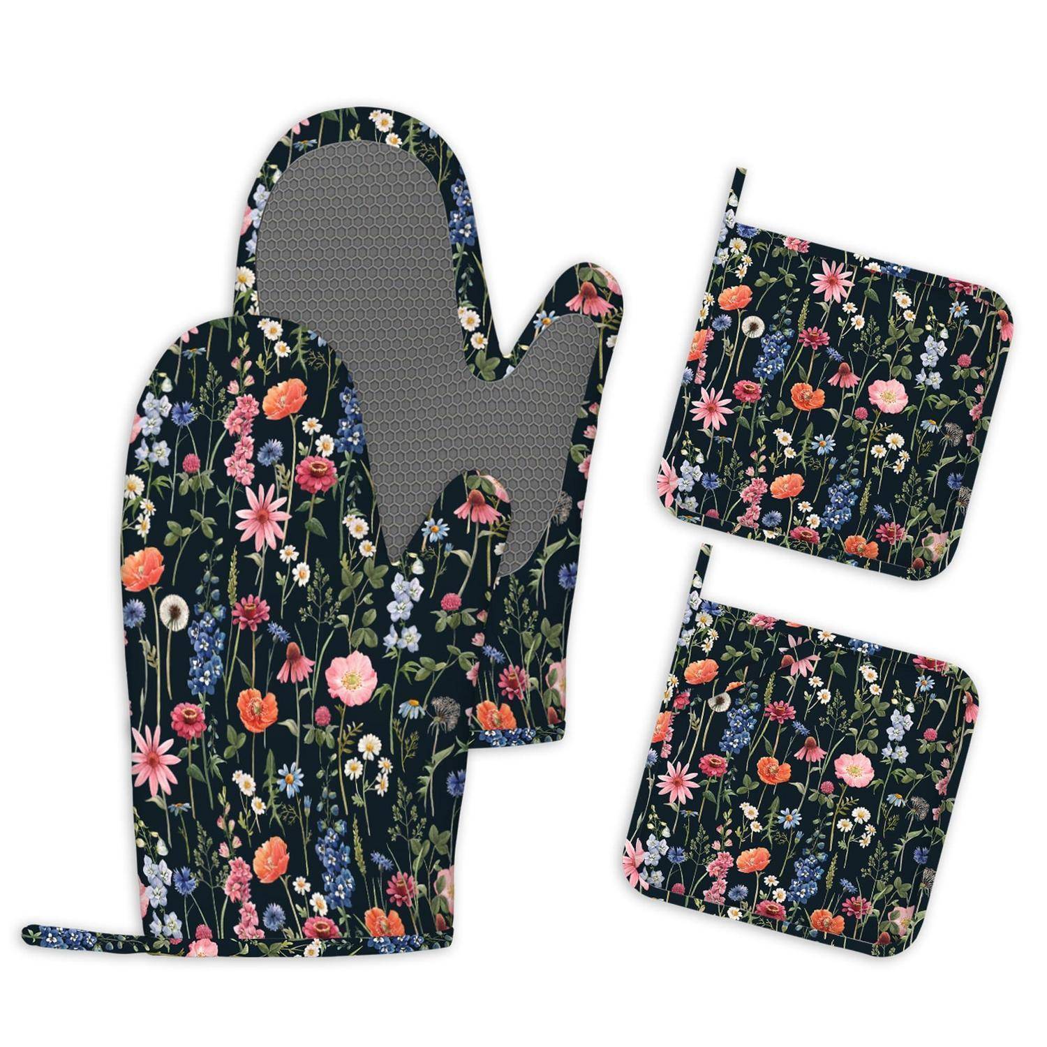 Blumenmusterter Ofenhandschuh und zwei passende Topflappen auf weißem Hintergrund, zeigen ein dunkles botanisches Druck-Küchenzubehör-Set.