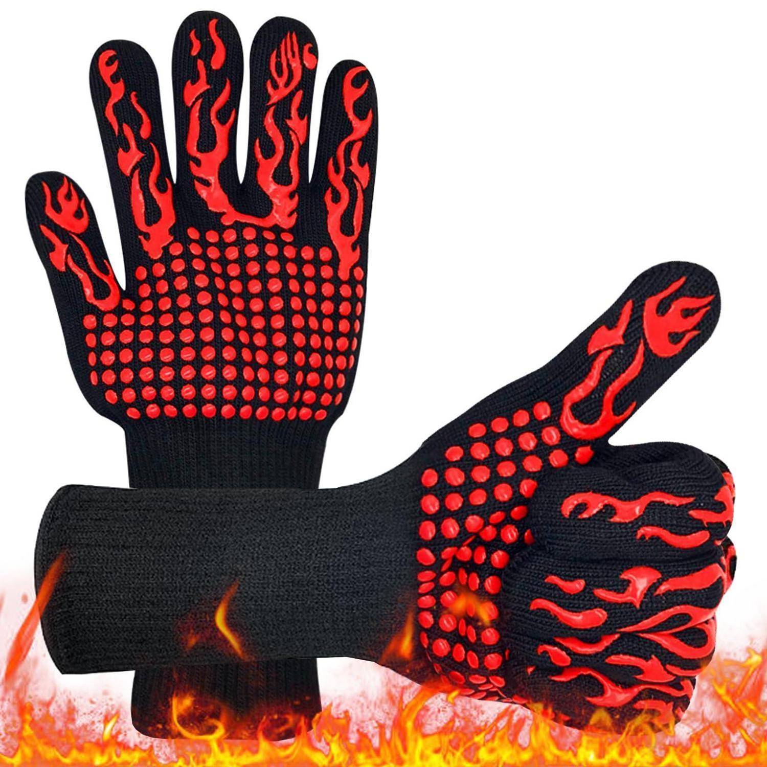 Hitzebeständige schwarze Handschuhe mit roten Flammenmuster und rutschfesten roten Griffen, vor Feuer abgebildet, um Sicherheitsschutz für Arbeiten bei Hitze zu suggerieren.