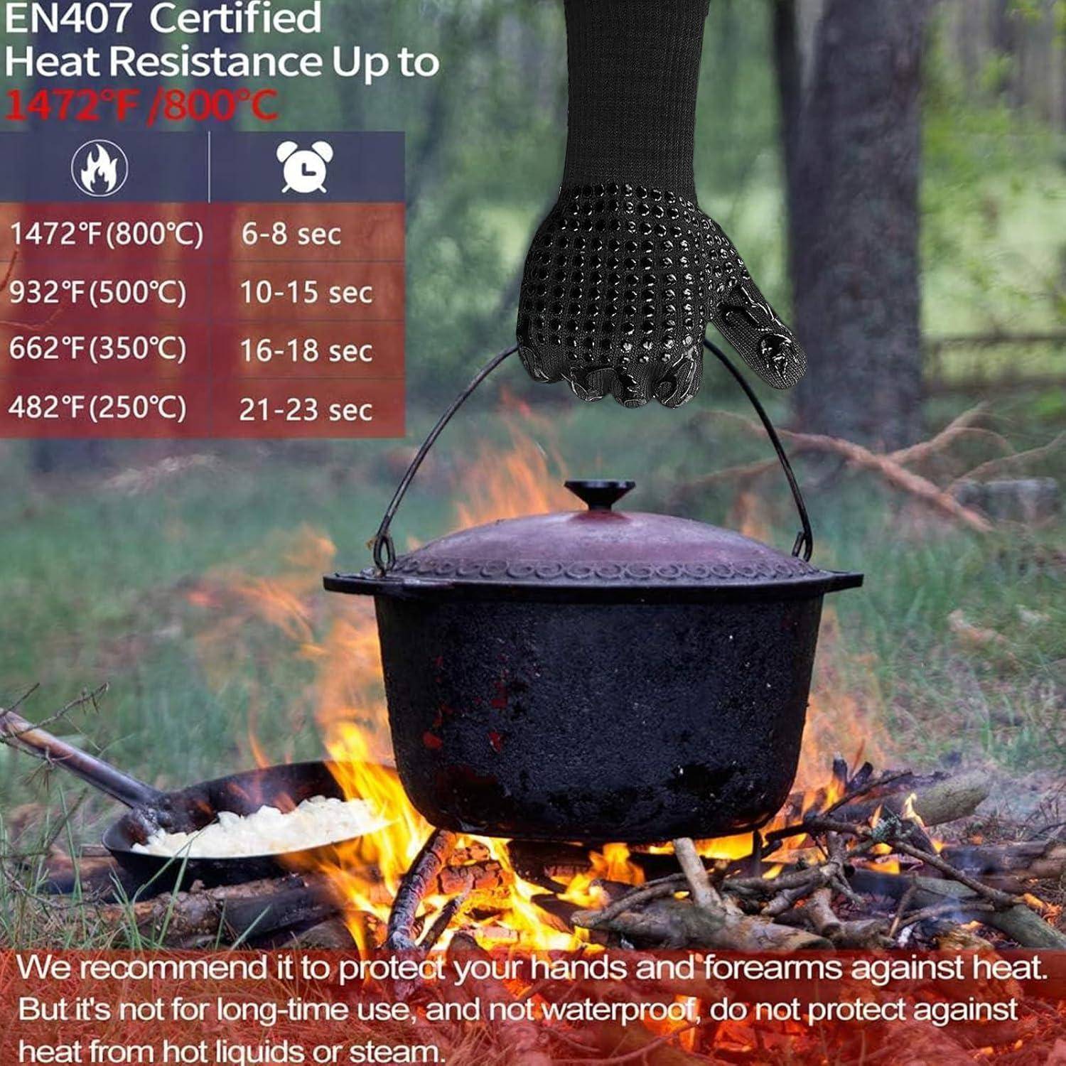 Wärmefeste Handschuh hebt einen heißen Gusseisentopf über einem Lagerfeuer; der Text besagt EN407-zertifiziert, bis zu 1472°F/800°C, mit aufgelisteten Wärmeschutzzeiten.