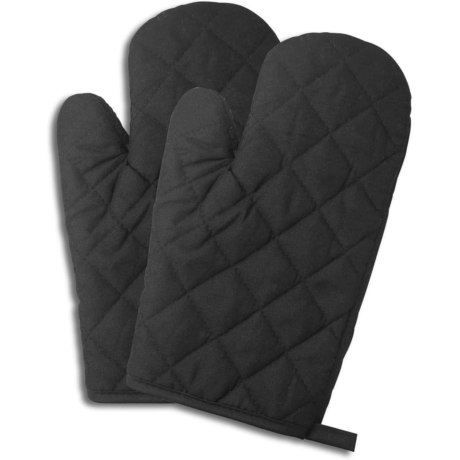 Paar schwarze gesteppte Ofenhandschuhe auf weißem Hintergrund, überlappt dargestellt mit sichtbaren Aufhängeschleifen.