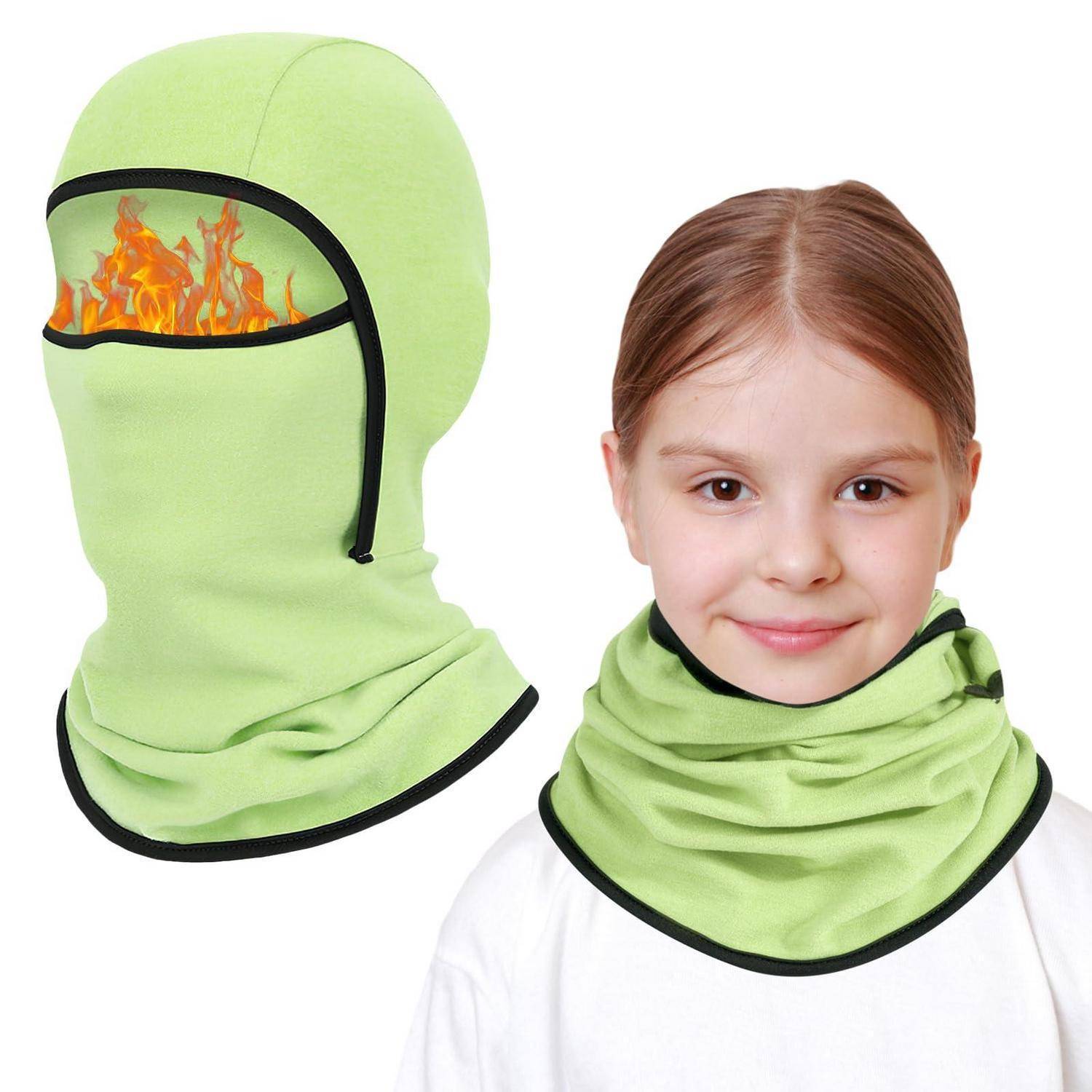 Kind modelliert eine grüne flammenhemmende Sturmhaube mit offener Augenfläche, gezeigt neben einer Nahaufnahme, die die Flamenschutzfunktion hervorhebt.