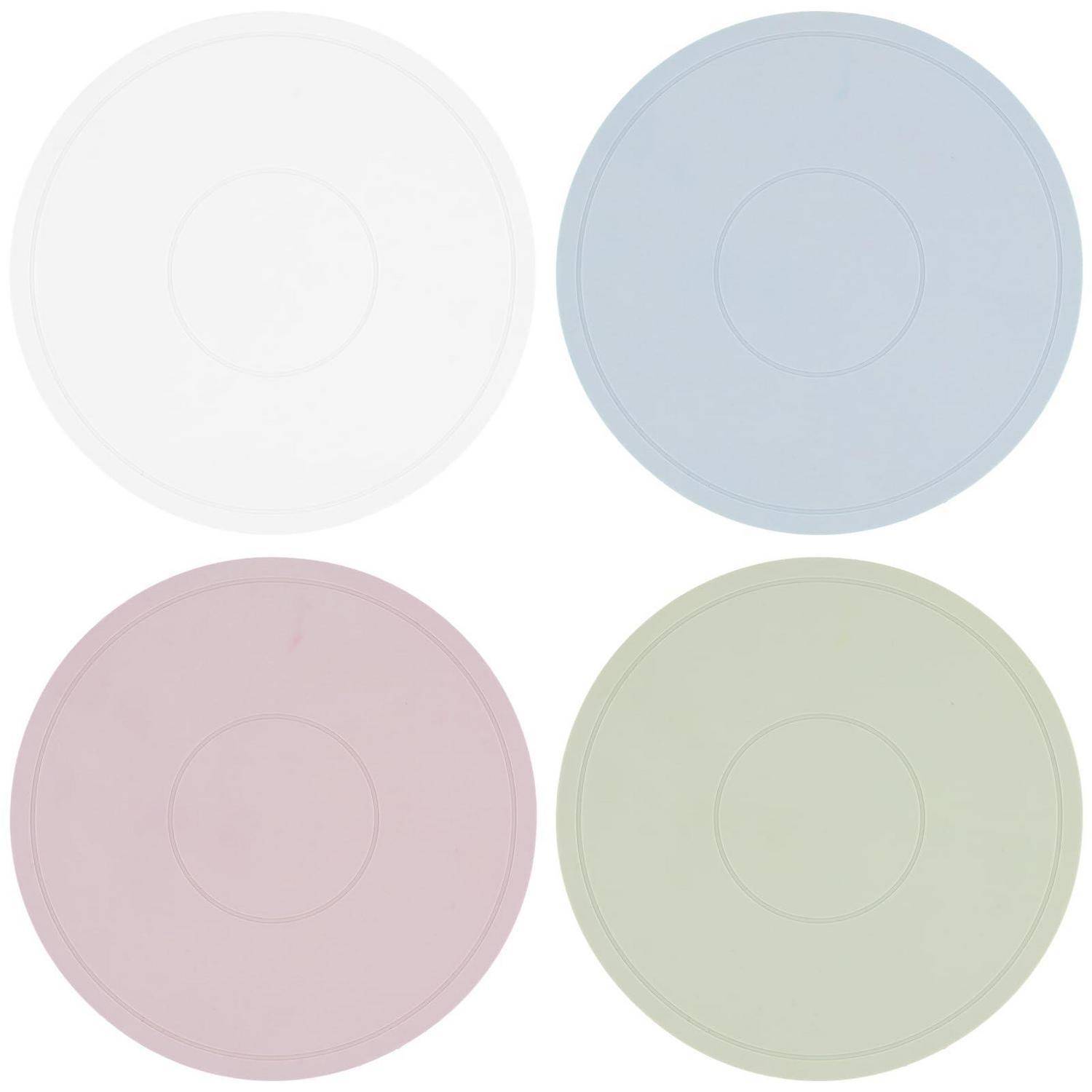 Vier pastellfarbene runde Teller oder Deckel in einem 2x2-Raster: weiß, hellblau, rosa und blassgrün.