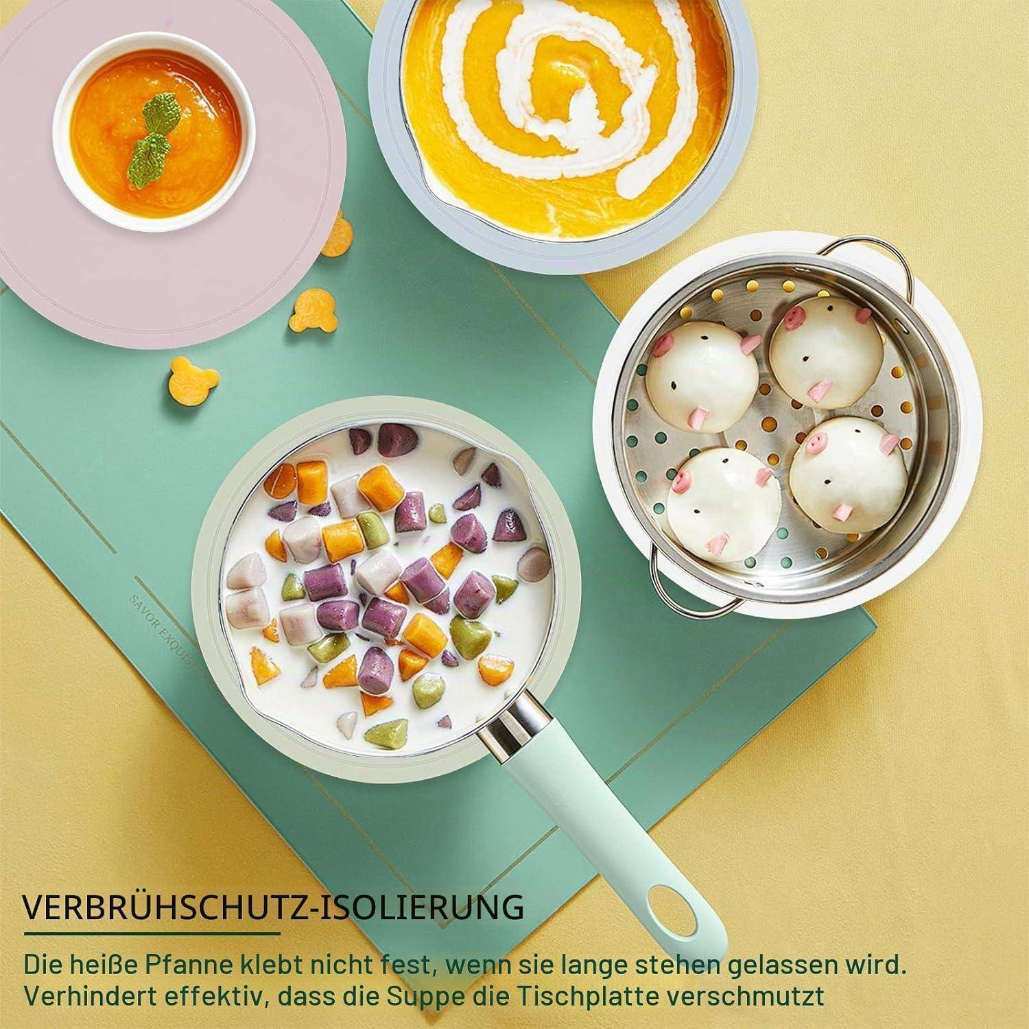 Werbebild von pastellfarbigem Kochgeschirr mit Suppe, einem Joghurt-Swirl, Knödeln in einem Dampfgarer und bonbonähnlichen Stücken in einer Pfanne; der deutsche Text bewirbt die antihaftbeschichtete Wärmeisolierung.