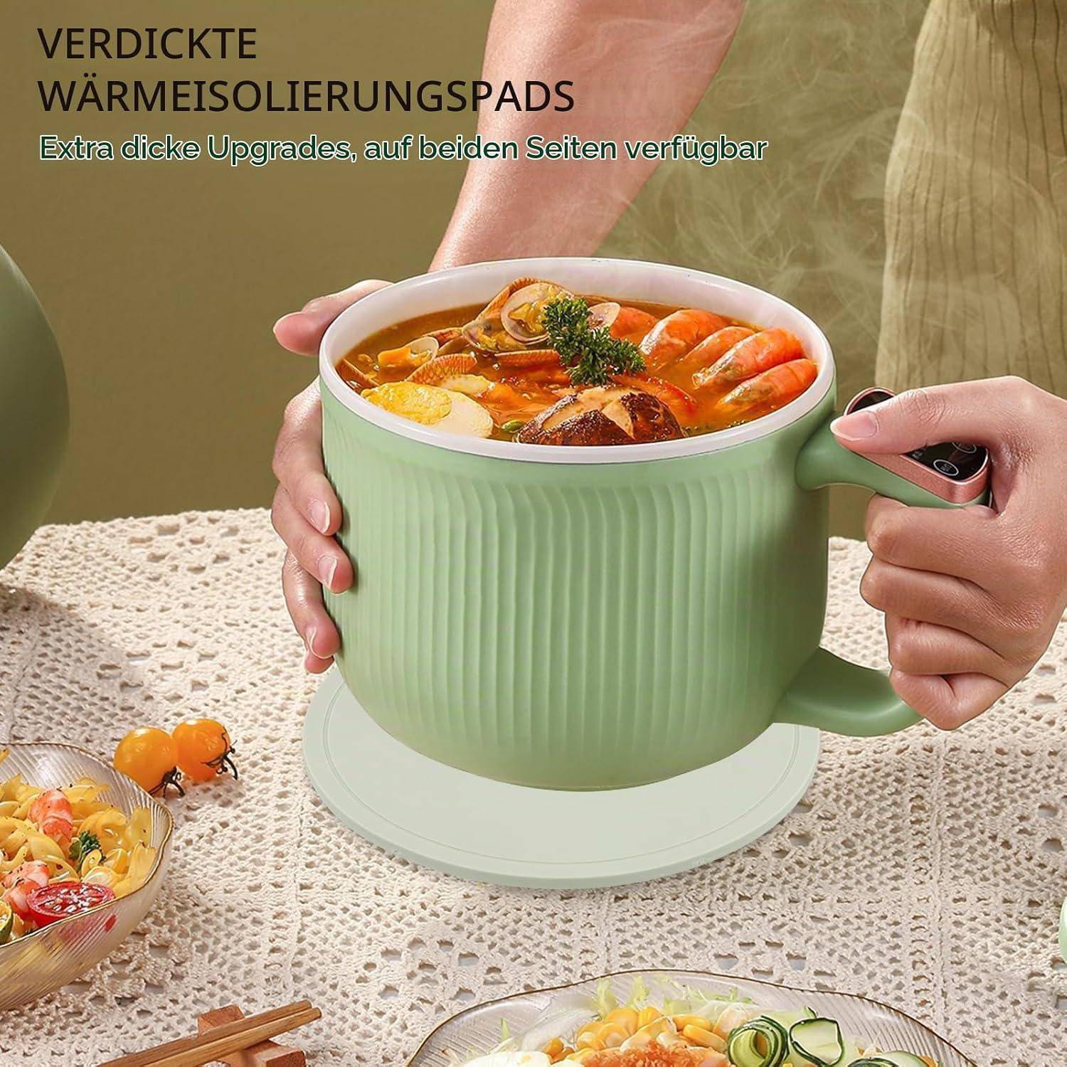 Hände halten eine große Tasse mit grünem Griff mit heißer Suppe; deutscher Text bewirbt extra-dicke Isolierpolster auf beiden Seiten.