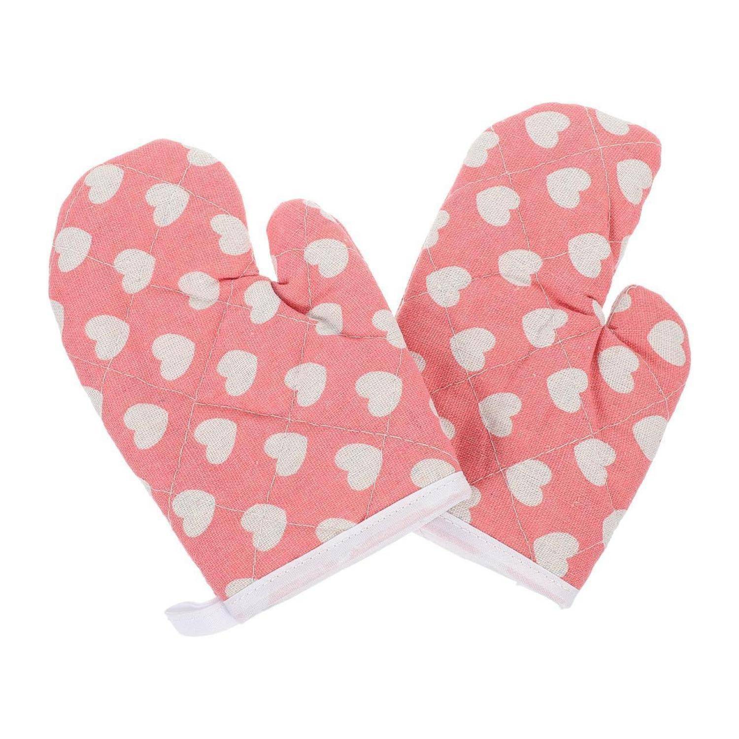 Paar rosa gesteppter Ofenhandschuhe mit weißem Herzmuster, überkreuzt auf weißem Hintergrund.
