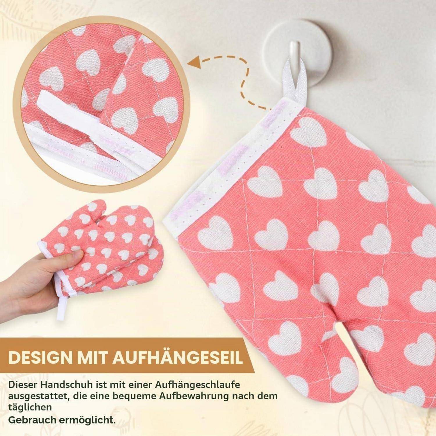 Rosafarbener Ofenhandschuh mit Herzenmuster und Aufhängungsschlaufe, dargestellt an einem Haken mit Nahaufnahme und einer Hand, die ihn hält; deutscher Text besagt 