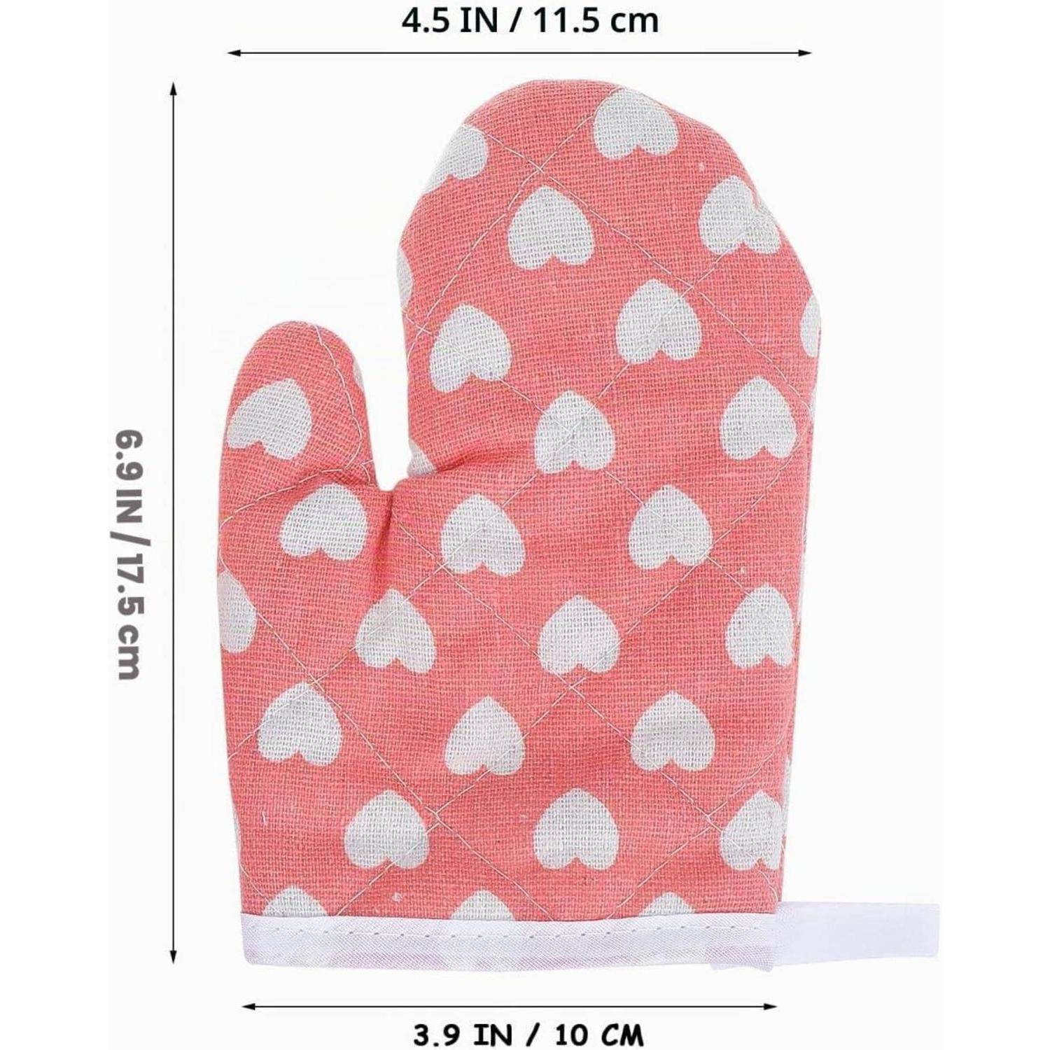 Rosa Ofenhandschuh mit Herzmuster und Daumen, gezeigt mit den Abmessungen 6,9 Zoll Höhe, 4,5 Zoll Breite und 3,9 Zoll Handflächenbreite.