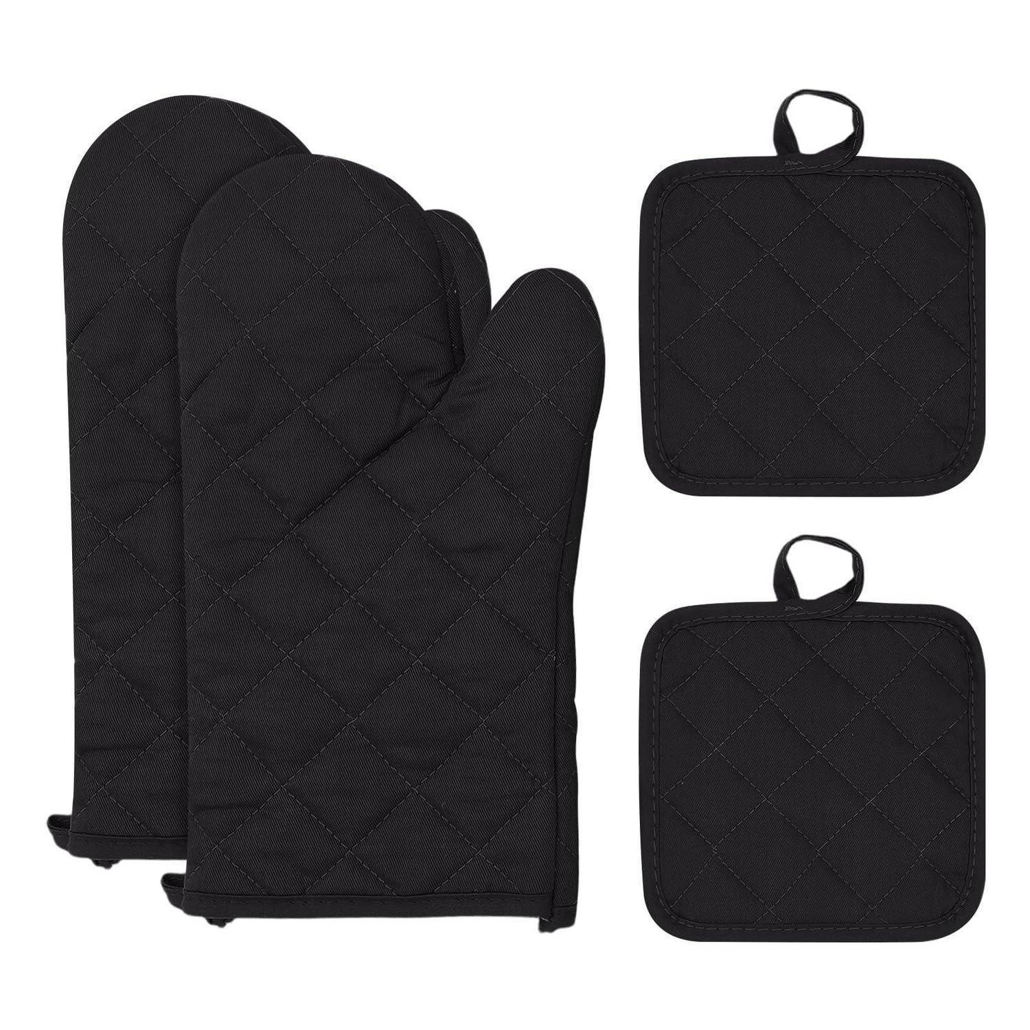 Schwarzes gestepptes Ofenhandschuh-Set mit zwei Handschuhen und zwei quadratischen Topflappen, gezeigt auf weißem Hintergrund.