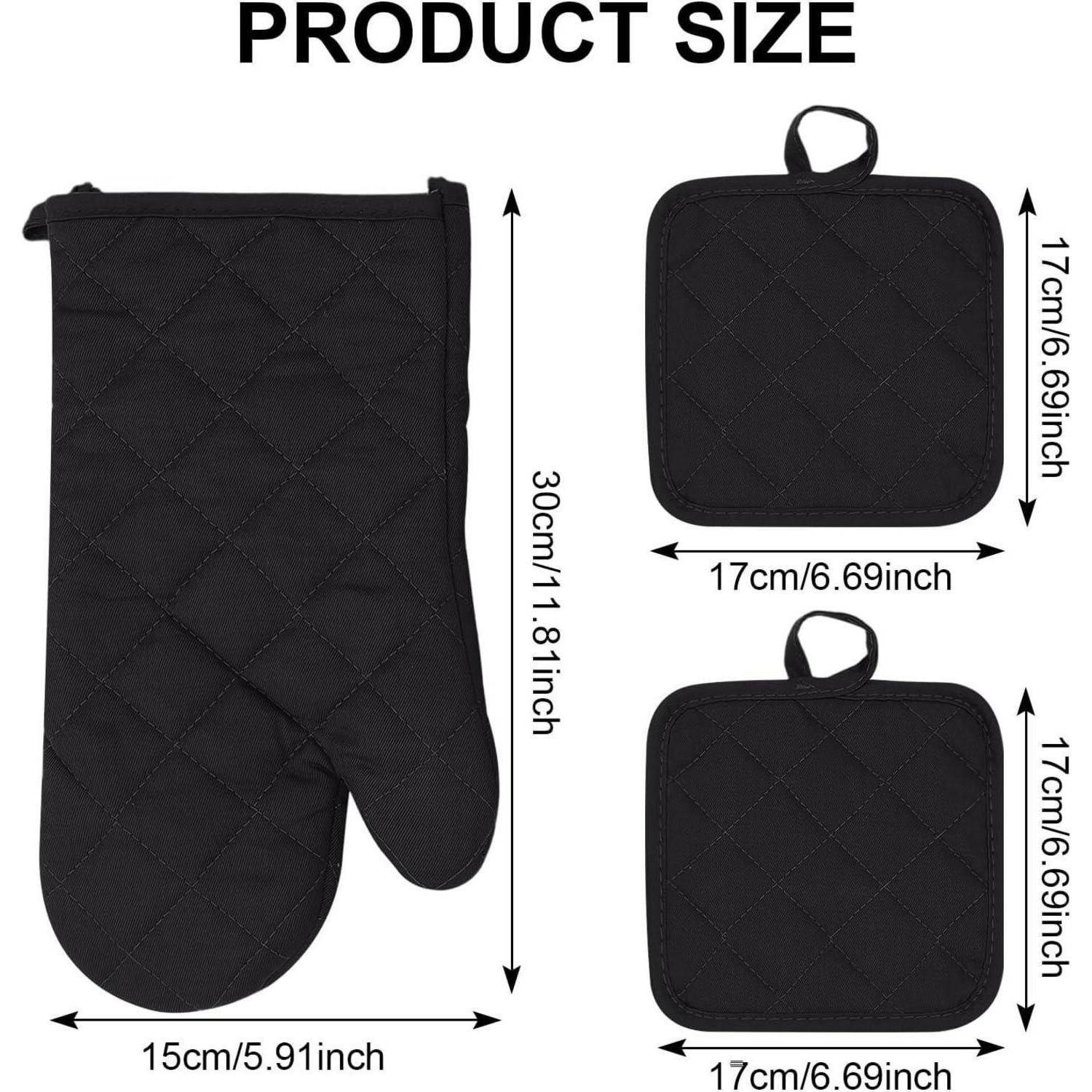 Produktgrößendiagramm mit einem schwarzen gesteppten Ofenhandschuh, 30 cm lang und 15 cm breit, sowie zwei quadratische Topflappen, jeweils 17 cm × 17 cm.