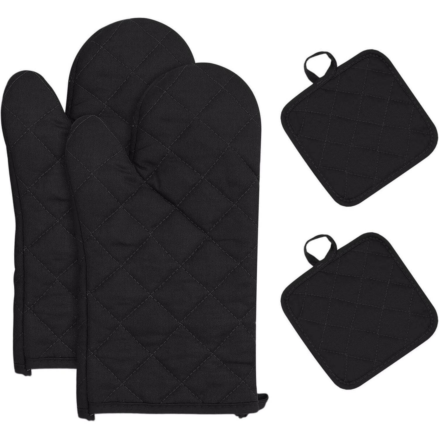 Schwarze gesteppte Ofenhandschuh mit zwei passenden quadratischen Topflappen auf weißem Hintergrund.