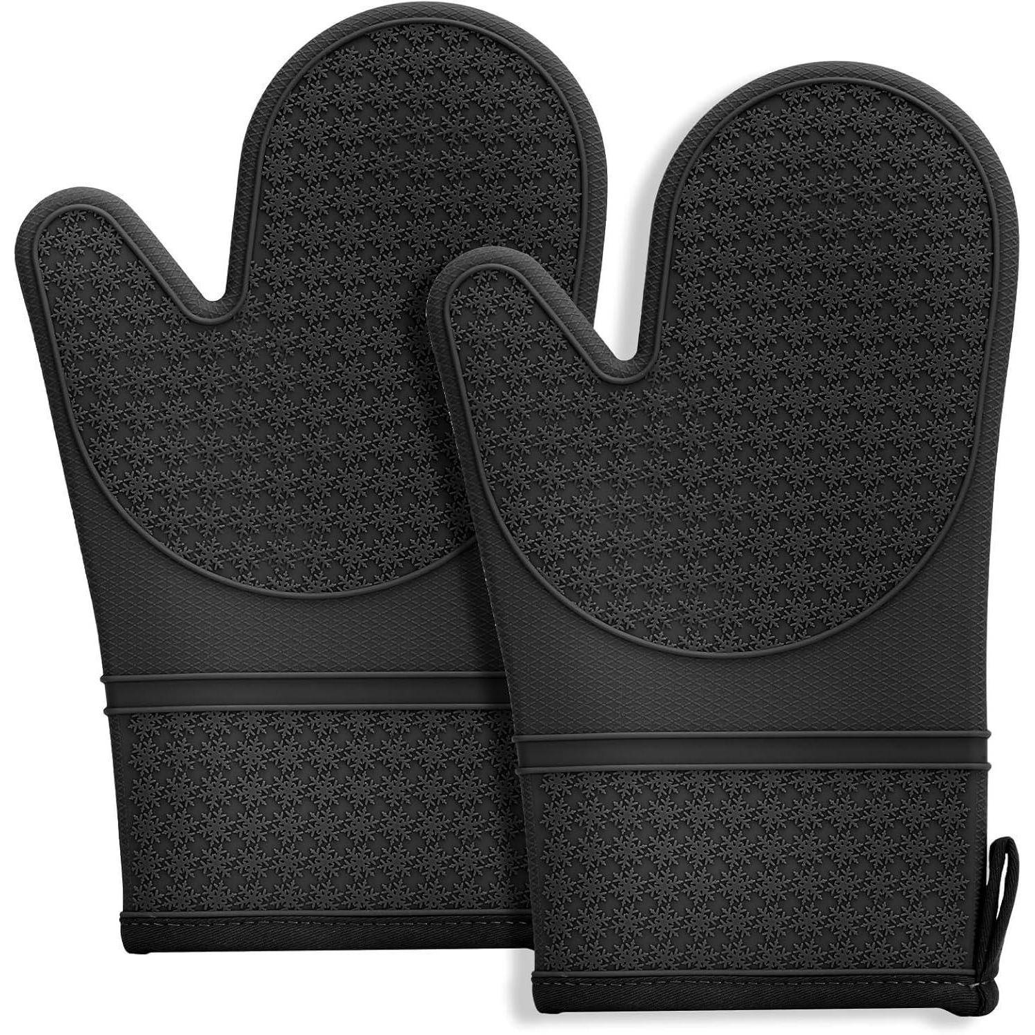 Paar schwarze strukturierte Ofenhandschuhe mit Aufhängeschlaufe, nebeneinander auf weißem Hintergrund dargestellt.