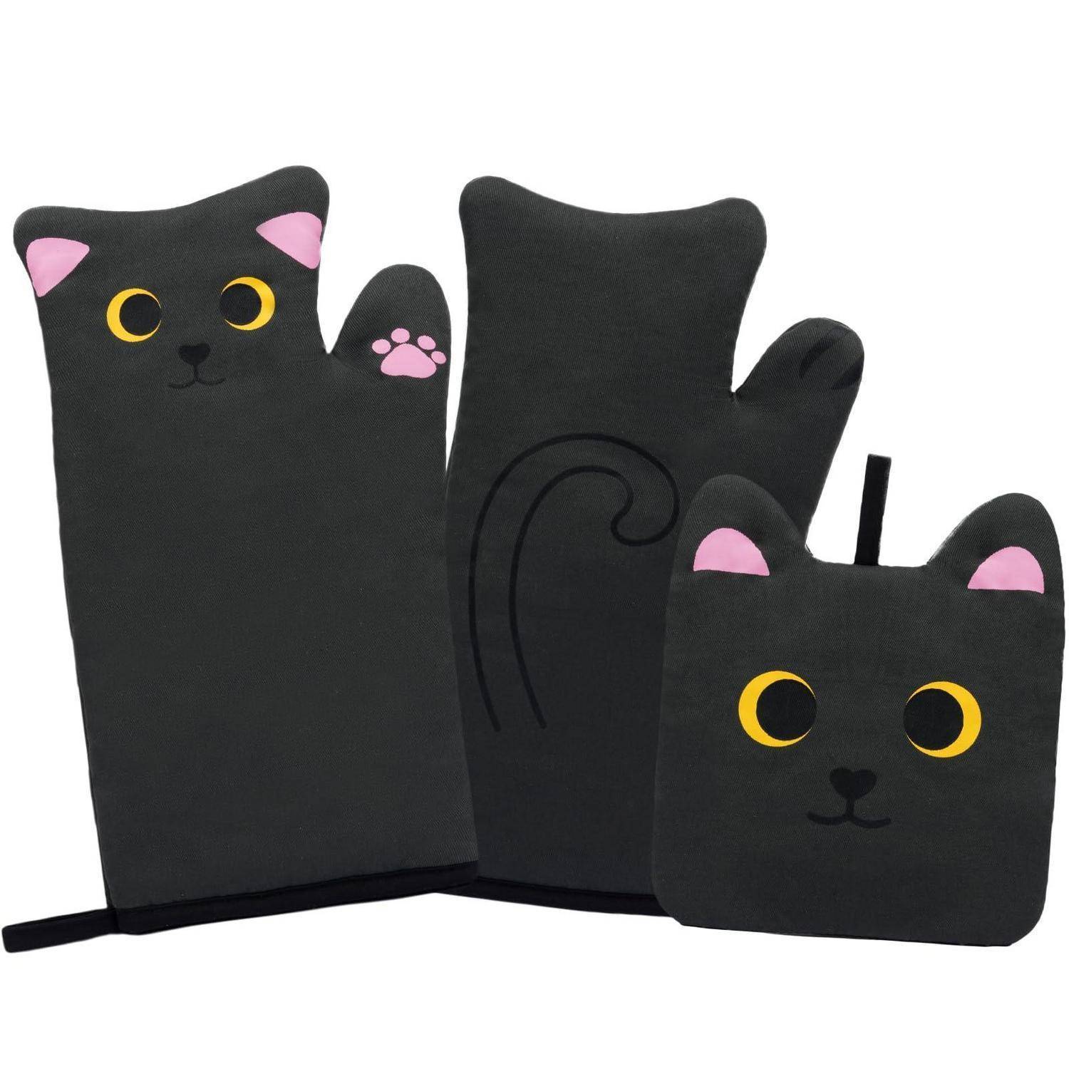 Schwarze katzenförmige Ofenhandschuhe und Topflappen-Set mit rosa Ohren, gelben Augen und Pfotendruck-Details auf weißem Hintergrund.