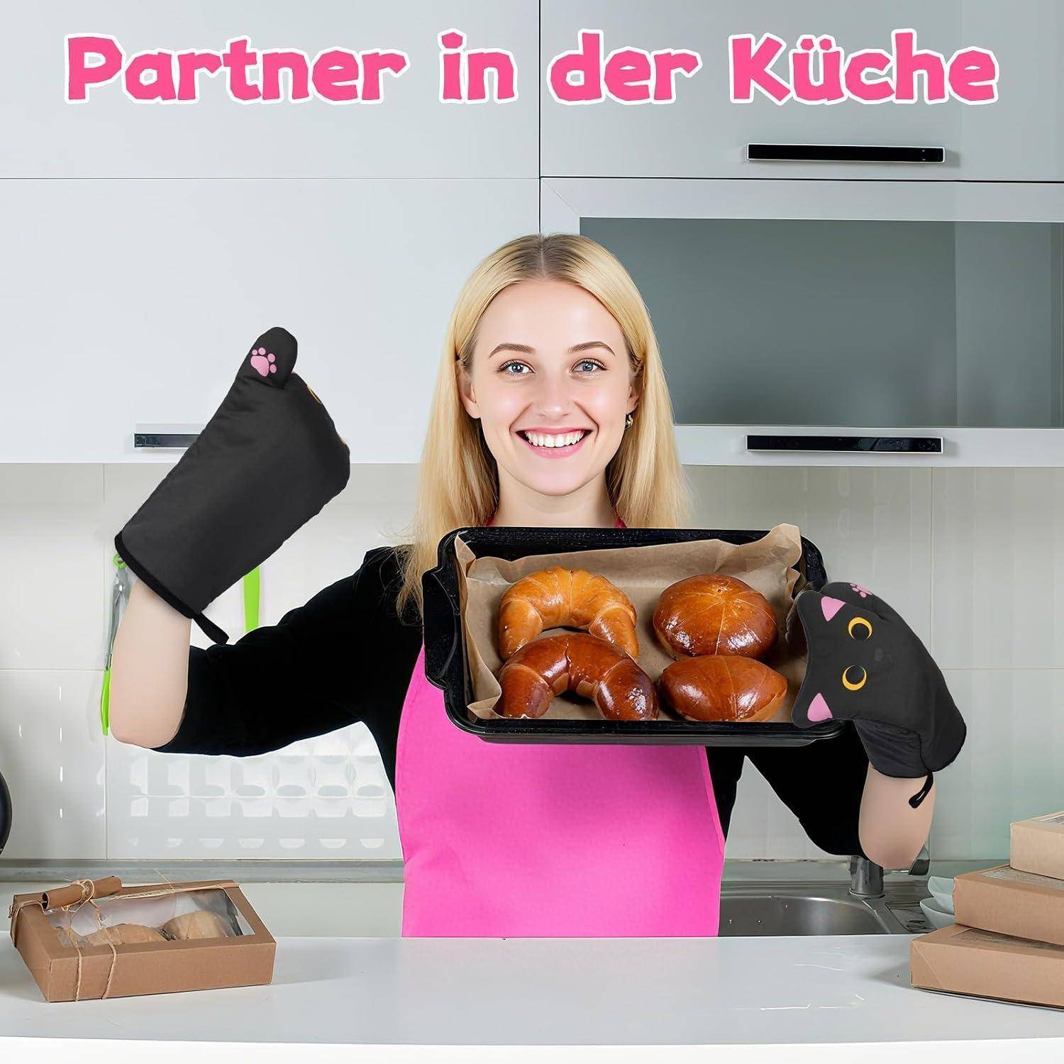Lächelnde Frau in einer Küche hält ein Tablett mit Gebäck und trägt Katzenpfoten-Ofenhandschuhe; Text lautet „Partner in der Küche