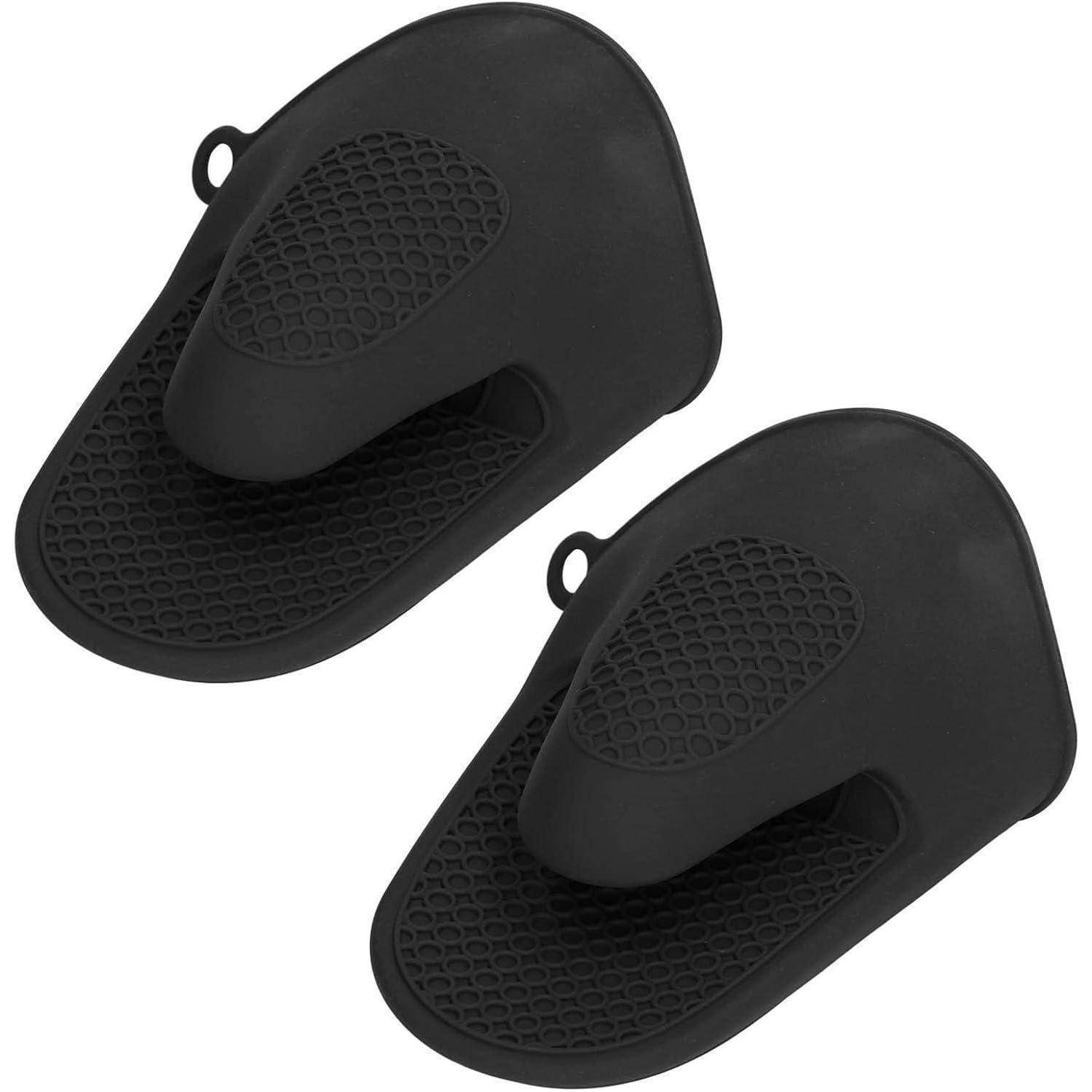 Paar schwarze Silikon-Topflappen oder Griffschutz mit strukturierter, geformter Oberfläche und Aufhängeschleifen, gezeigt auf weißem Hintergrund.
