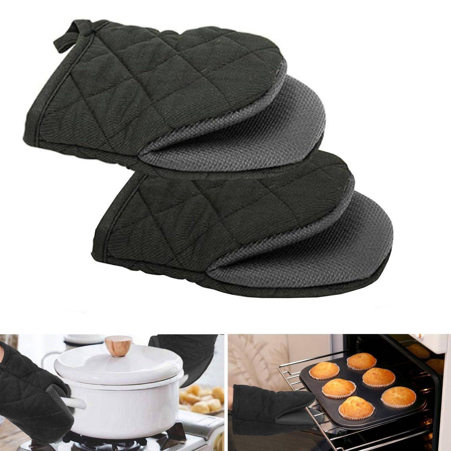 Schwarze gesteppte Ofenhandschuhe und Topfuntersetzer zum Greifen heißer Kochgeräte in der Küche, einschließlich eines Topfes und eines Backblechs in Gebrauch.