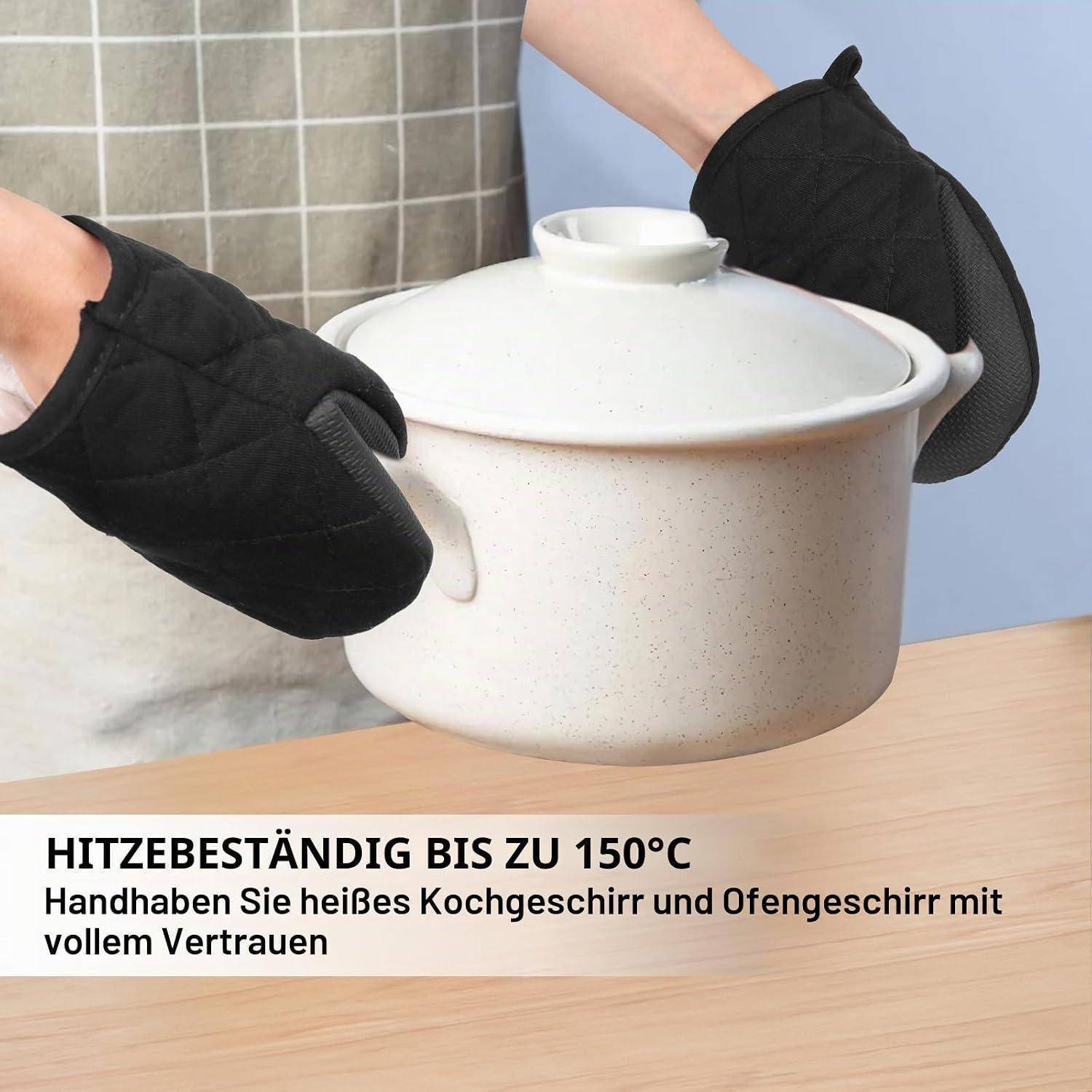 Person trägt schwarze Ofenhandschuhe und hält einen weißen Topf mit Deckel; deutscher Text besagt hitzebeständig bis 150°C für sicheren Umgang mit heißem Kochgeschirr.