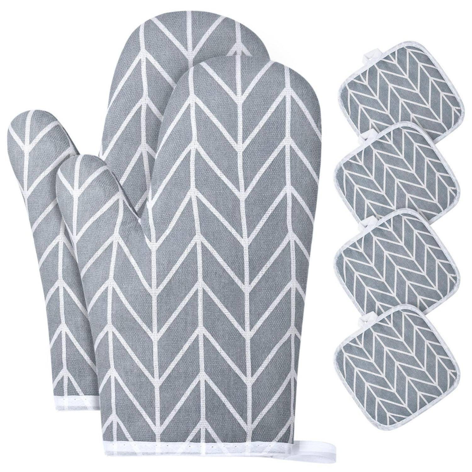 Graues Ofenhandschuh-Set mit Chevron-Muster mit einem großen Handschuh und vier passenden quadratischen Topflappen auf weißem Hintergrund.