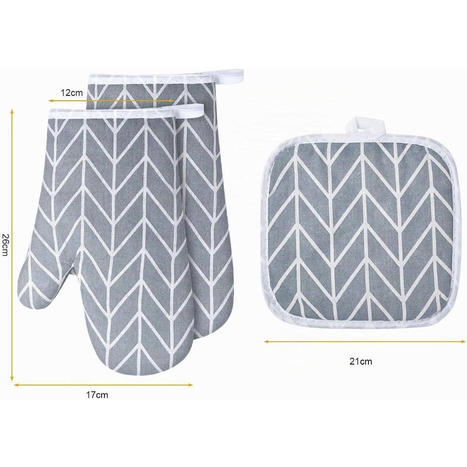 Grau-weiße Chevron-Ofenhandschuh und passendes quadratisches Topflappen mit Abmessungen: Handschuh 26 x 17 cm, Topflappen 21 cm.