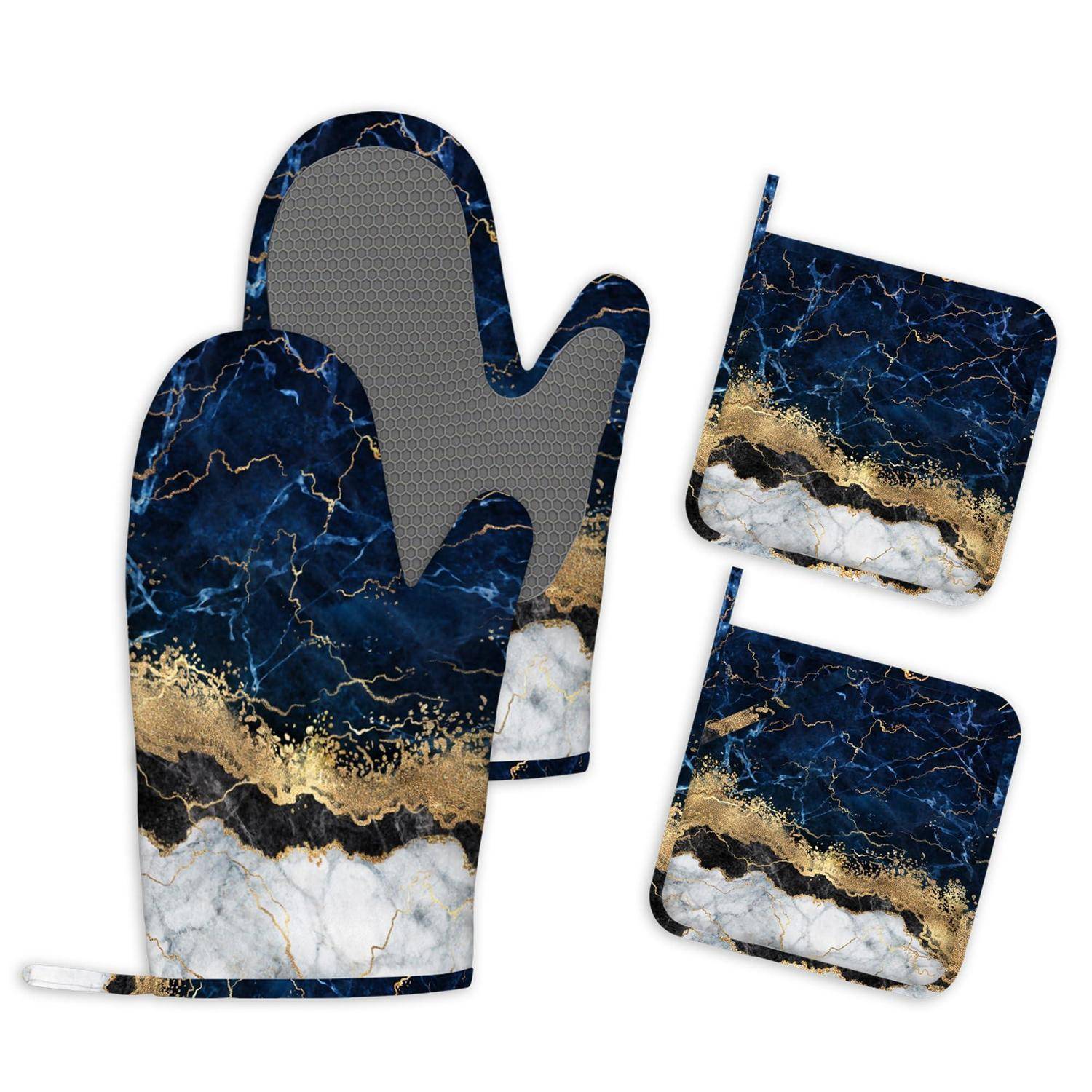 Ofenhandschuh mit Marmormuster und zwei passende Topflappen in Marineblau, Gold und Weiß.