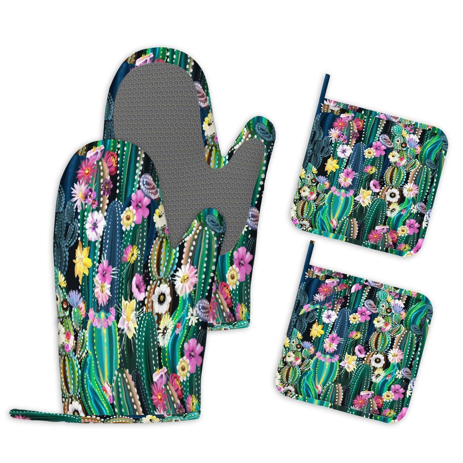 Floral gemusterter Kaktus-Ofenhandschuh und zwei passende quadratische Topflappen auf weißem Hintergrund; ein Handschuh zeigt die graue hitzebeständige Unterseite.