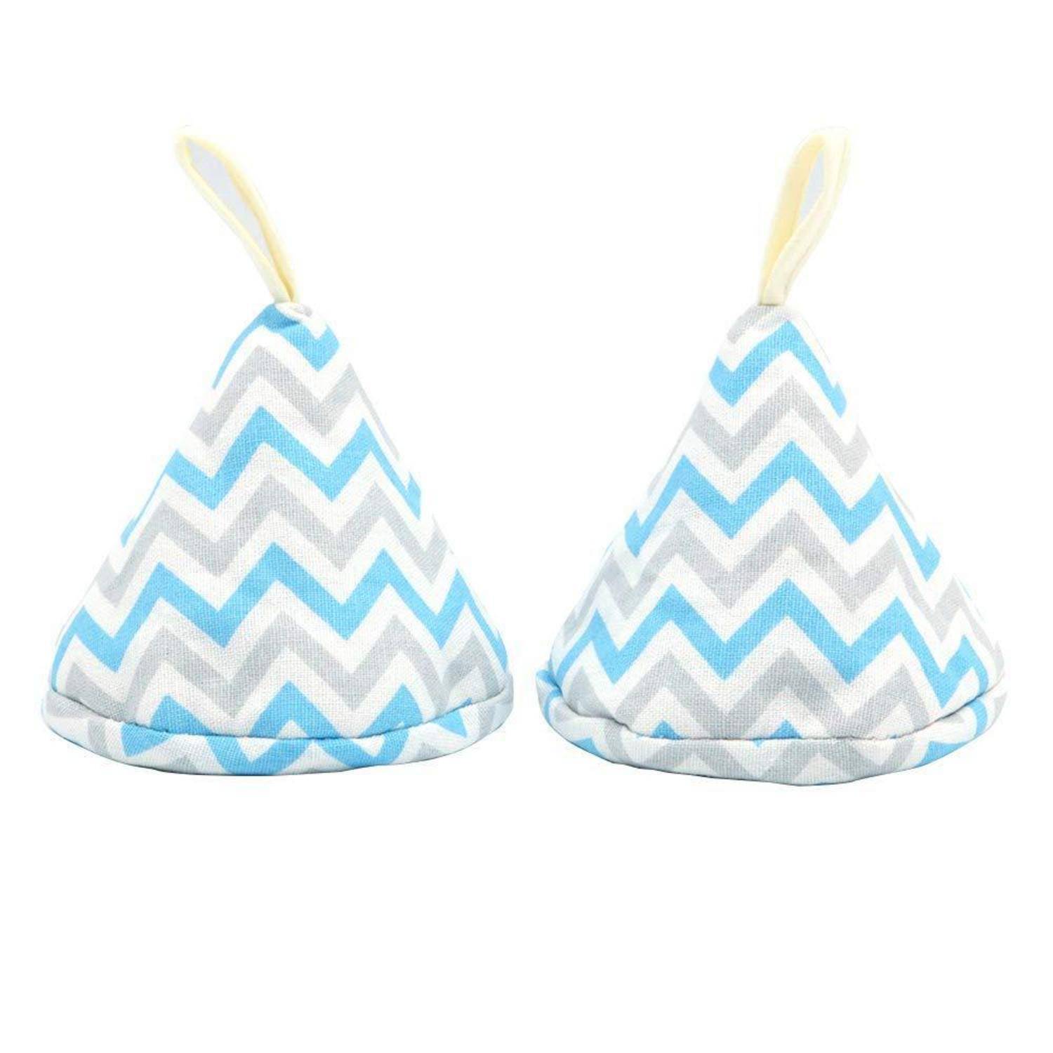Zwei Ofenhandschuhe oder Topfuntersetzer mit Chevron-Muster und Aufhängeschleifen, nebeneinander auf weißem Hintergrund dargestellt.