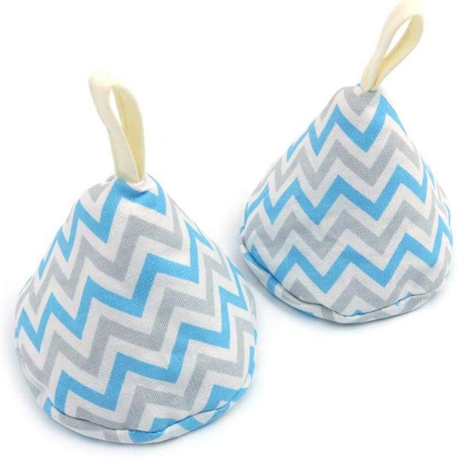 Zwei Türstopper aus Stoff mit Chevron-Muster in Blau, Grau und Weiß, jeder mit einer Griffschlaufe.