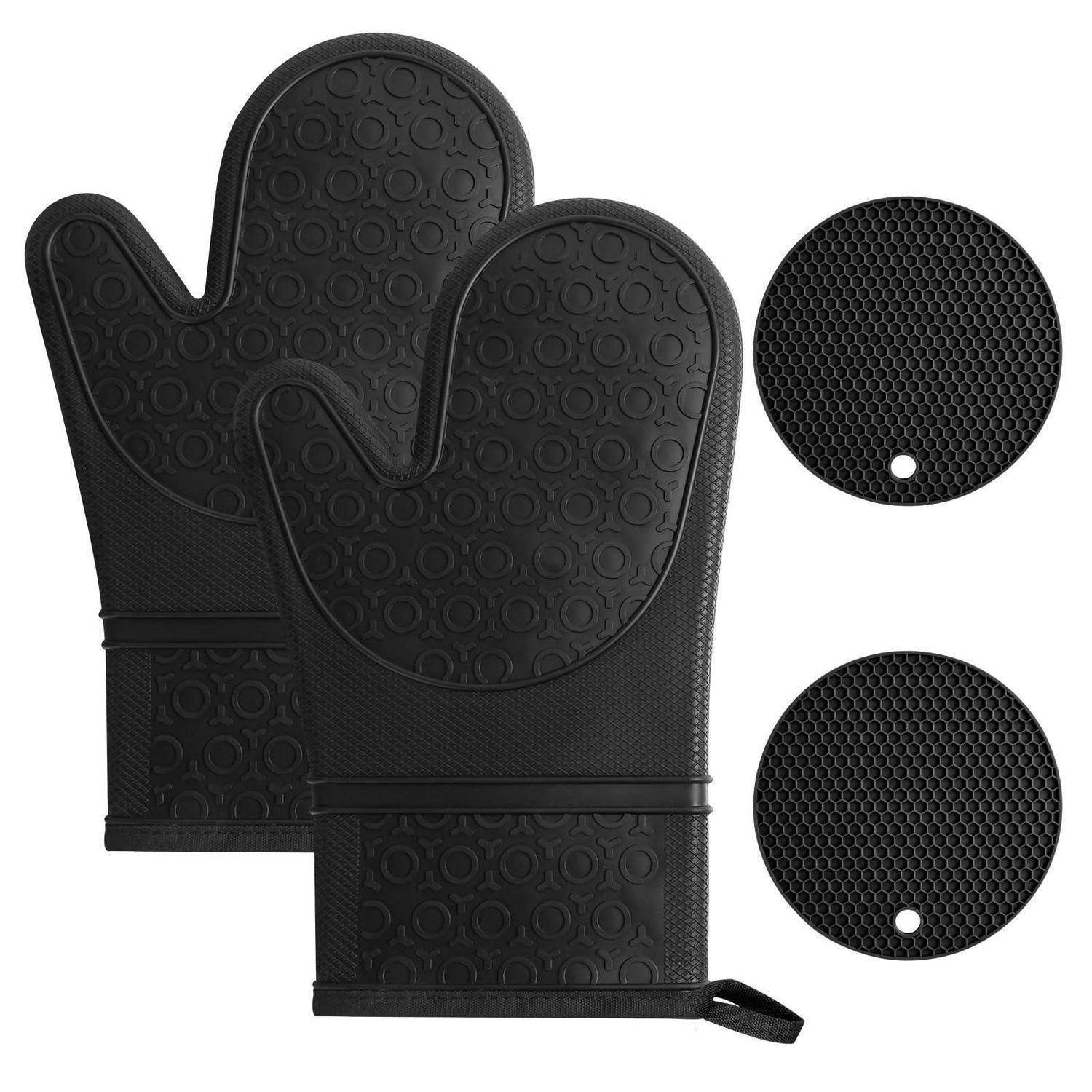Schwarzes strukturiertes Ofenhandschuh-Paar mit zwei passenden runden hitzebeständigen Unterlagen, gezeigt auf weißem Hintergrund.