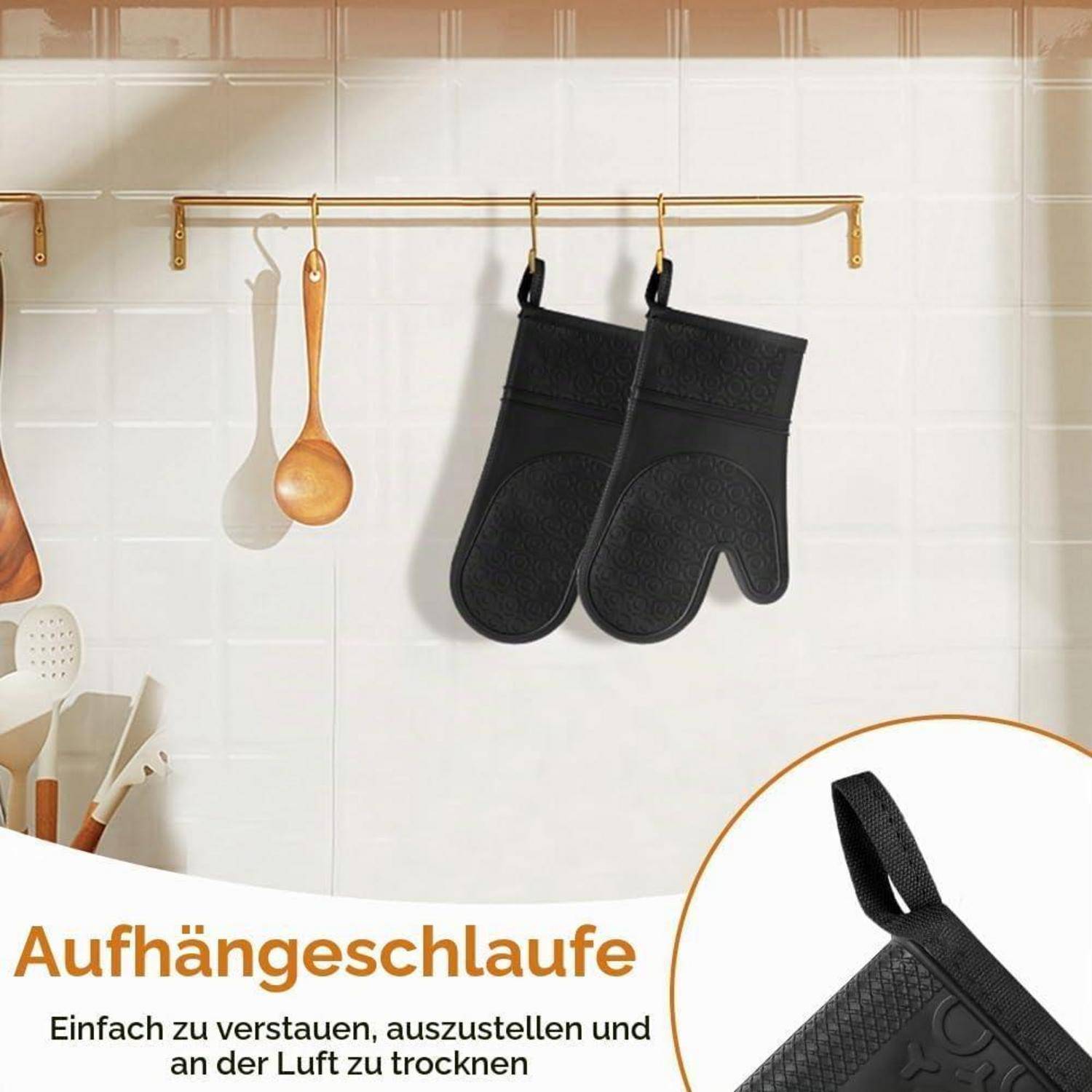 Schwarze Ofenhandschuhe hängen an einem Wandregal mit einem Holzlöffel; deutscher Text bewirbt eine Aufhängeschlaufe zur einfachen Lagerung und Präsentation.