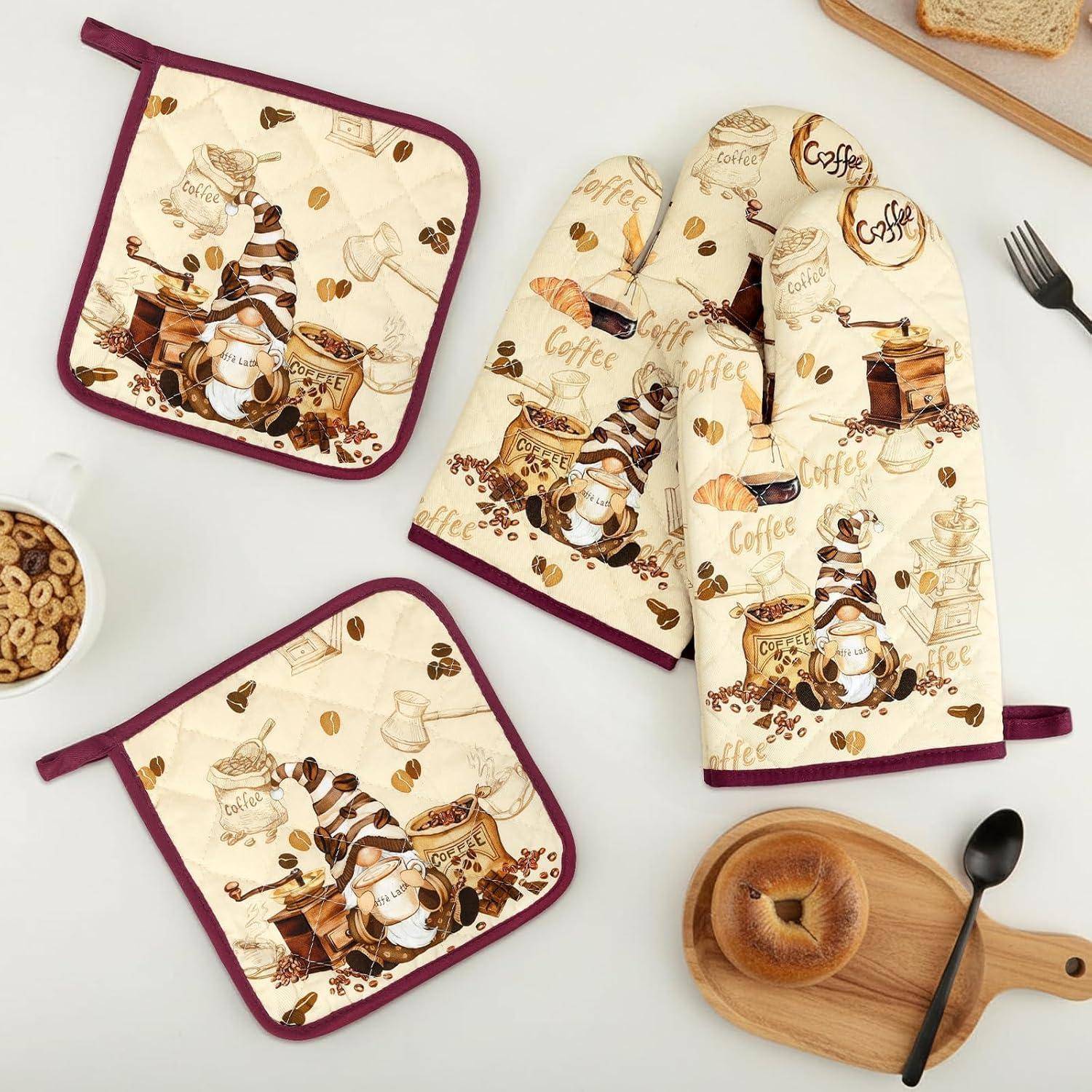 Kaffee-inspiriertes Küchen-Textilset mit Ofenhandschuhen und Topflappen in Creme und Burgunderrot, verziert mit Kaffeetassen, Kaffeebohnen und Kaffeemühlen.
