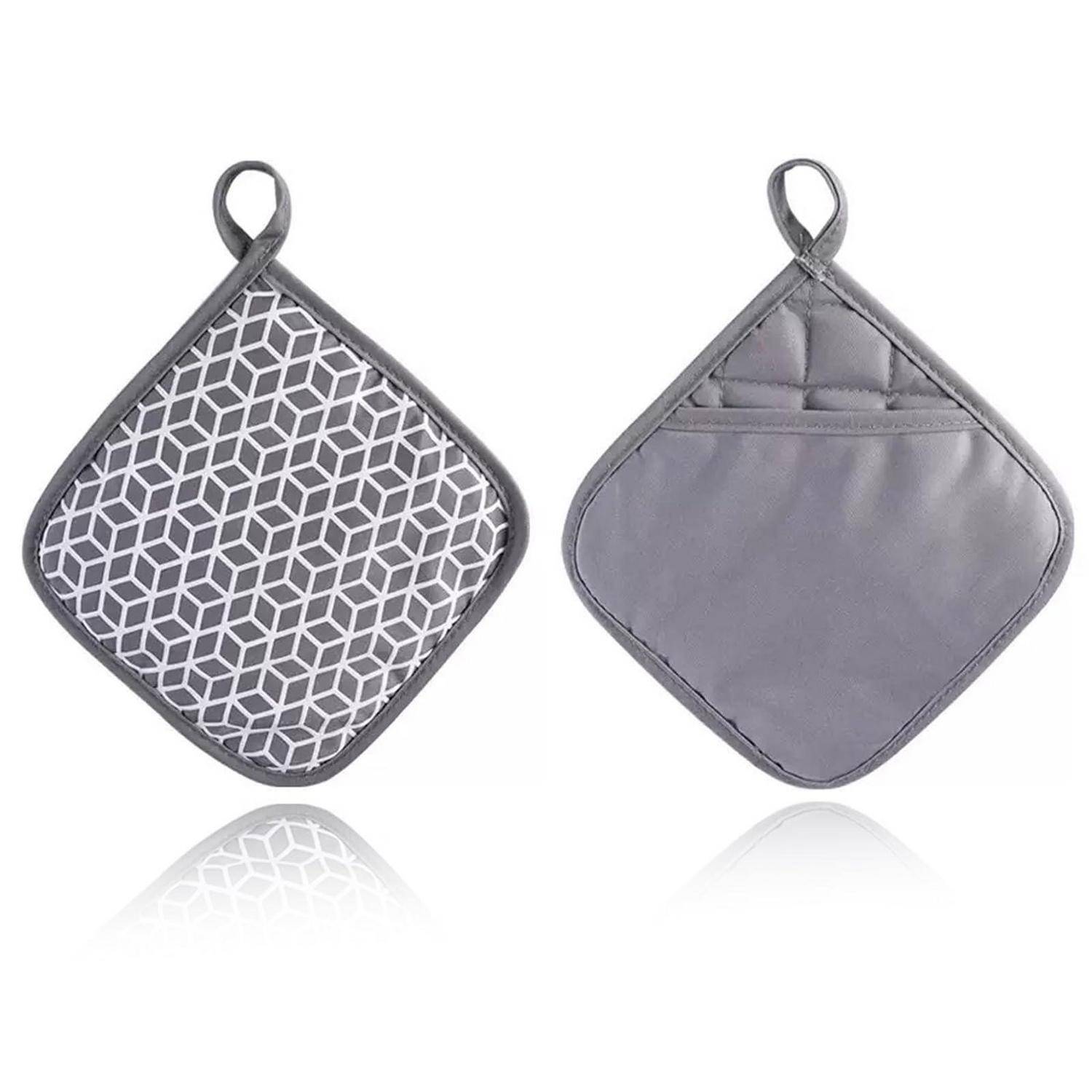 Zwei gesteppte graue diamantförmige Topflappen, von vorne und hinten gezeigt, einer mit geometrischem Muster und einer unifarben.
