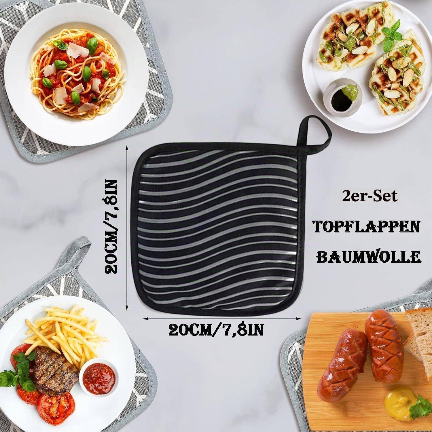Zwei schwarzgestreifte Baumwoll-Topflappen, 20 cm mal 20 cm, abgebildet mit angerichteten Mahlzeiten; der Produkttext lautet „2er-Set Topflappen Baumwolle