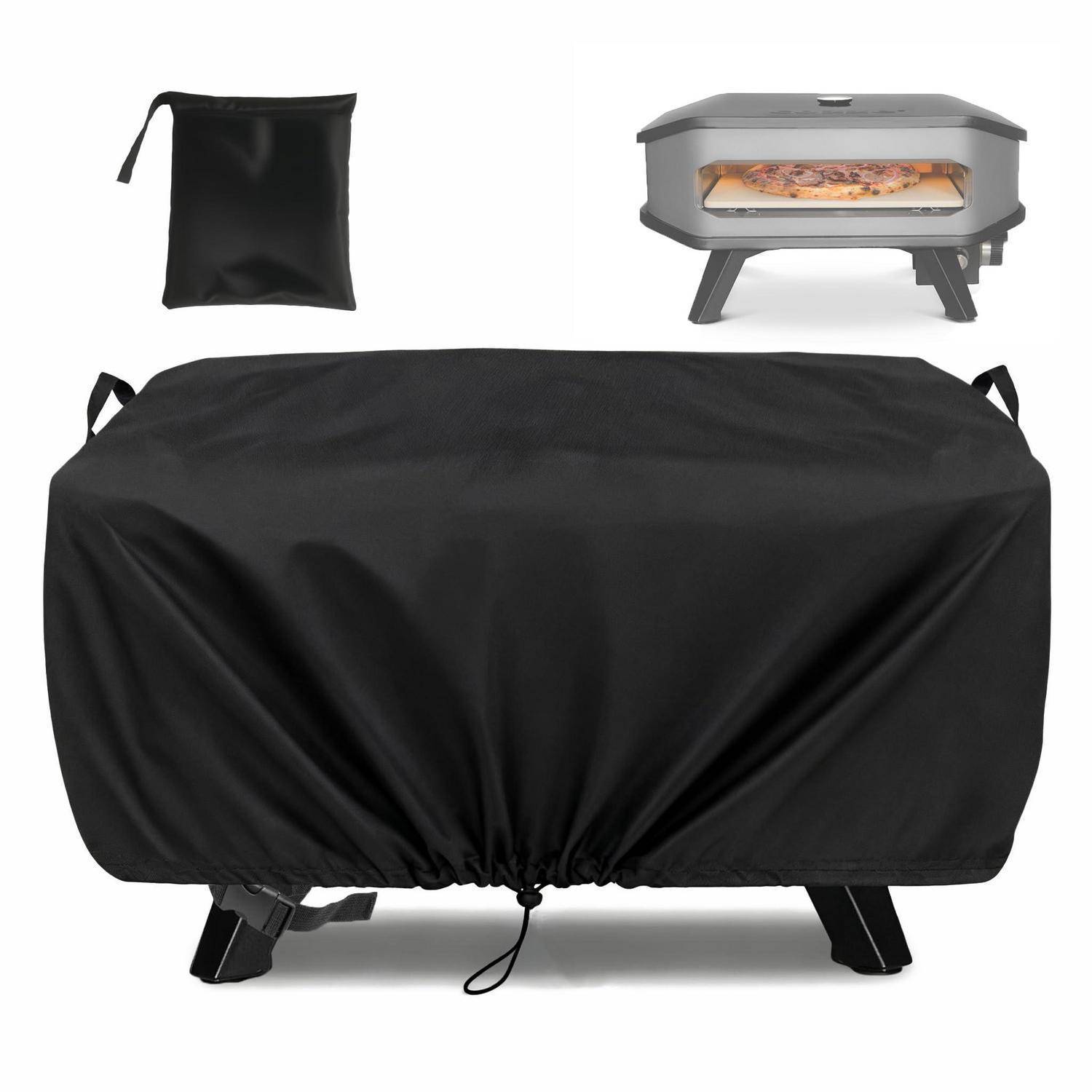 Schwarze Schutzhülle für einen kleinen Outdoor-Pizzaofen, gezeigt auf dem Ofen und zusammengefaltet in einer Aufbewahrungstasche.