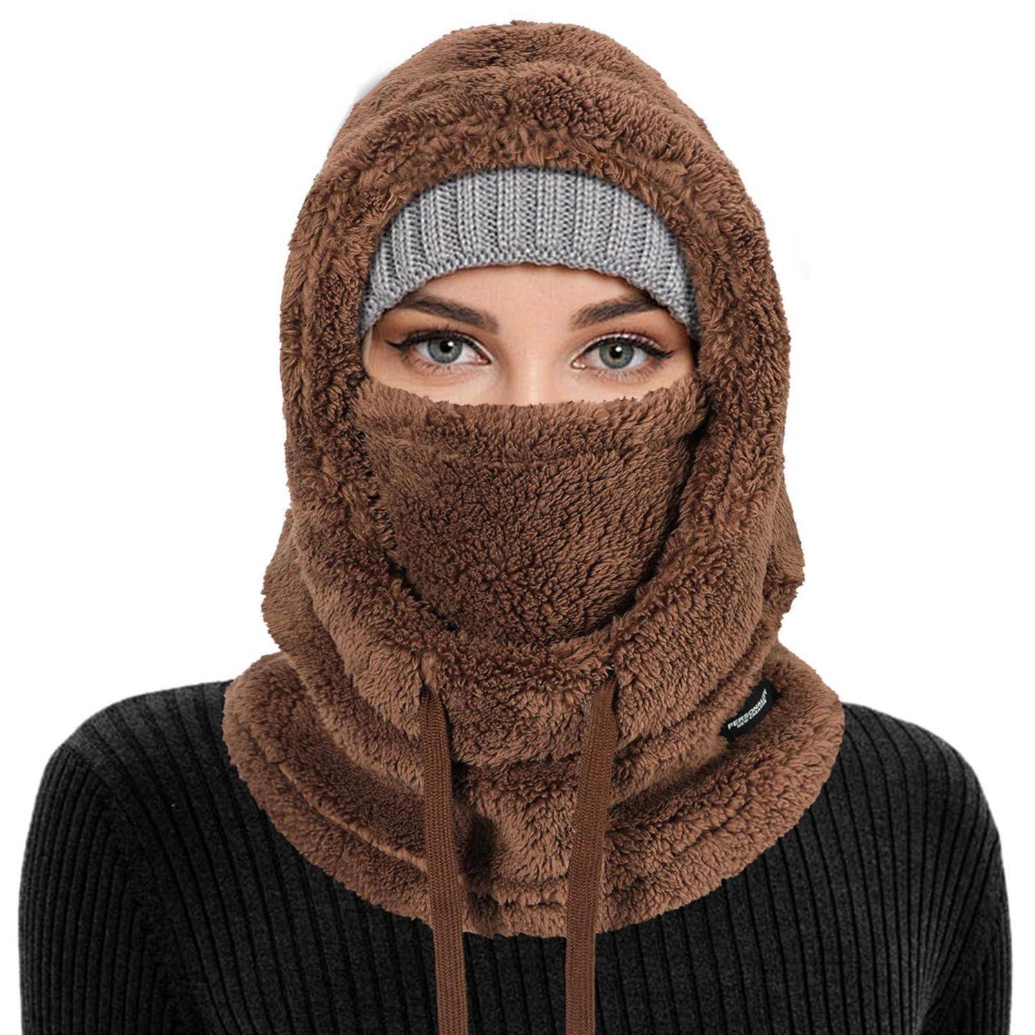 Person, die eine braune Fleece-Sturmhaube und eine graue Mütze trägt, die Kopf, Nacken und unteres Gesicht zum Schutz vor Kälte bedecken.