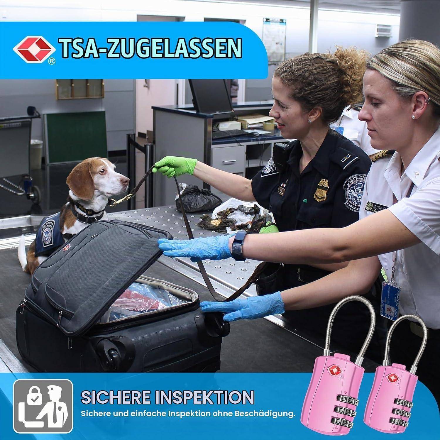 TSA-genehmigte Gepäckkontrolle an einem Flughafen: ein Sprengstoffspürhund und zwei Beamte inspizieren einen offenen Koffer mit der Aufschrift „Sichere Inspektion".