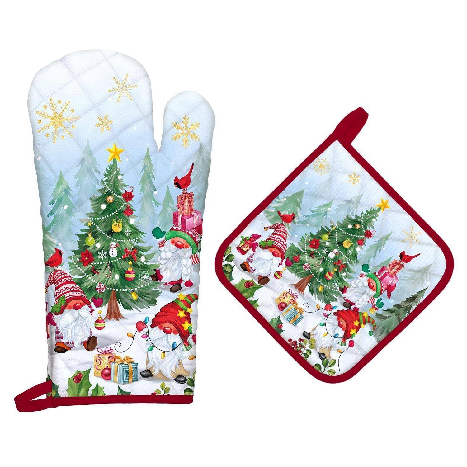 Weihnachts-Ofenhandschuh und passender Topflappen mit dem Weihnachtsmann, geschmücktem Weihnachtsbaum, Geschenken und Schneeflocken auf weißem Hintergrund.