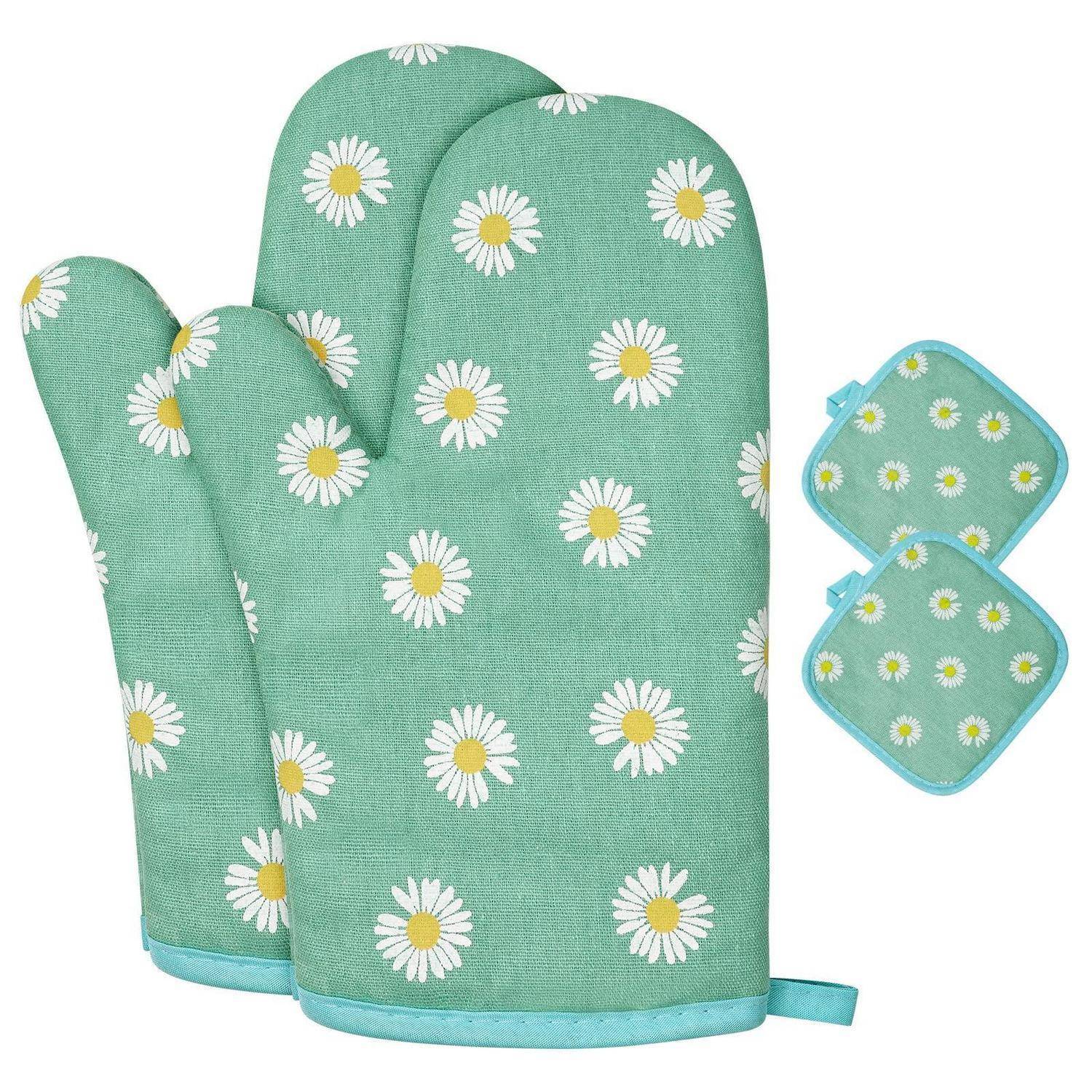 Minzgrüner Ofenhandschuh mit Gänseblümchen-Muster und zwei passende Topflappen auf weißem Hintergrund.