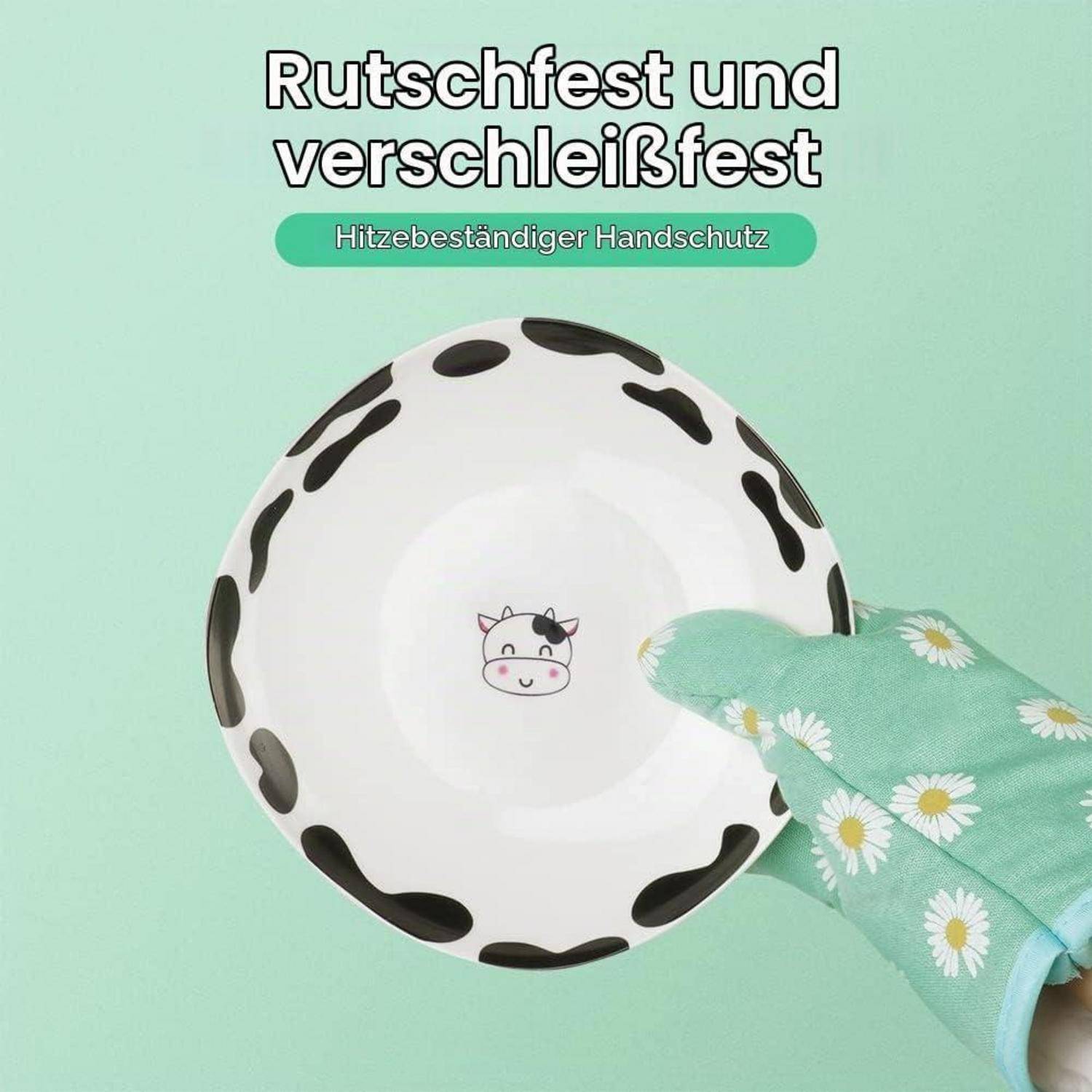 Eine behandschuhte Hand hält eine weiße Schüssel mit schwarzen Kuhflecken und deutschem Text, der besagt, dass sie rutschfest, verschleißfest und hitzebeständig ist.