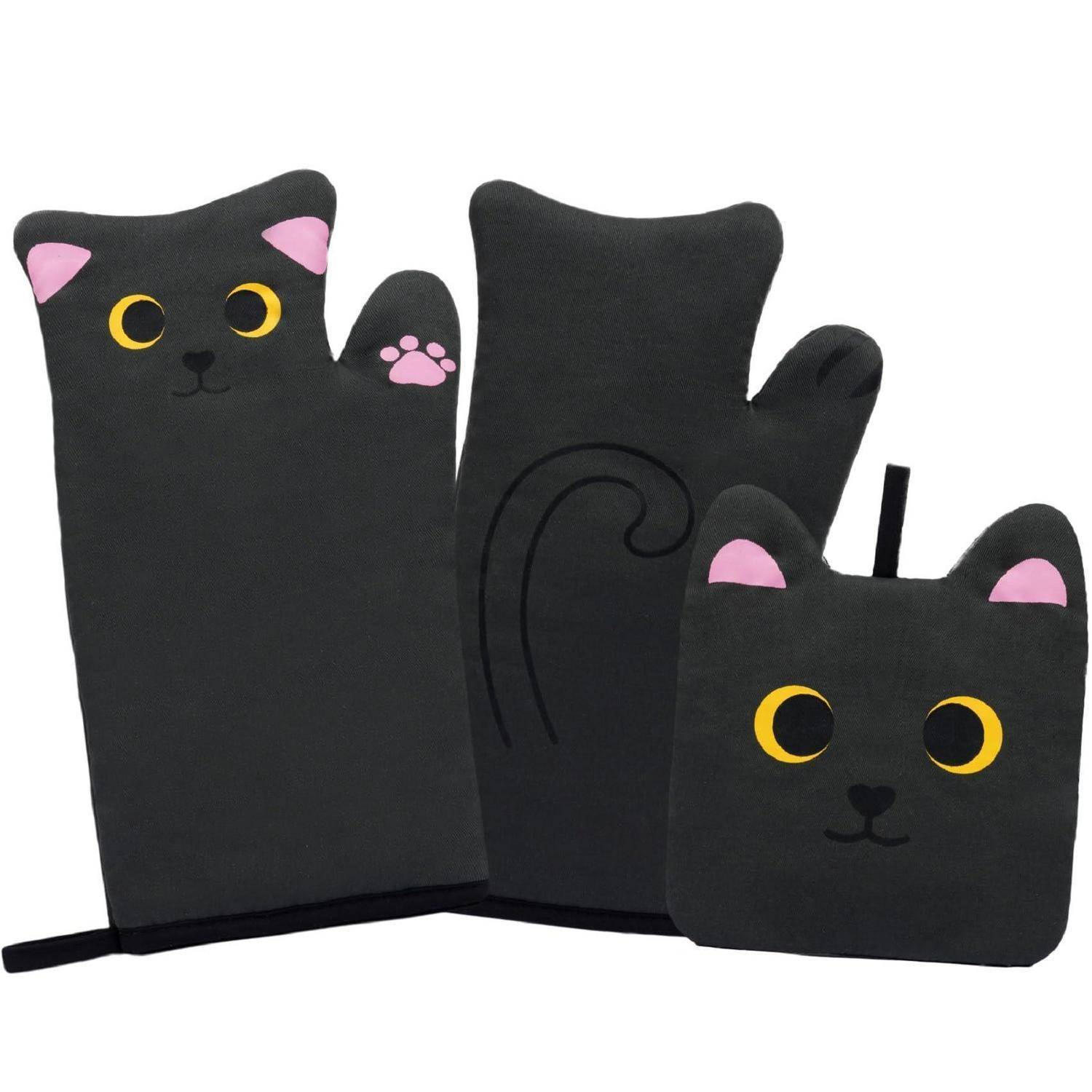 Drei schwarze katzenförmige Ofenhandschuhe, einer mit einer Pfottenabdruck und zwei mit gelben Augen und rosa Ohren, zusammen auf weißem Hintergrund gezeigt.