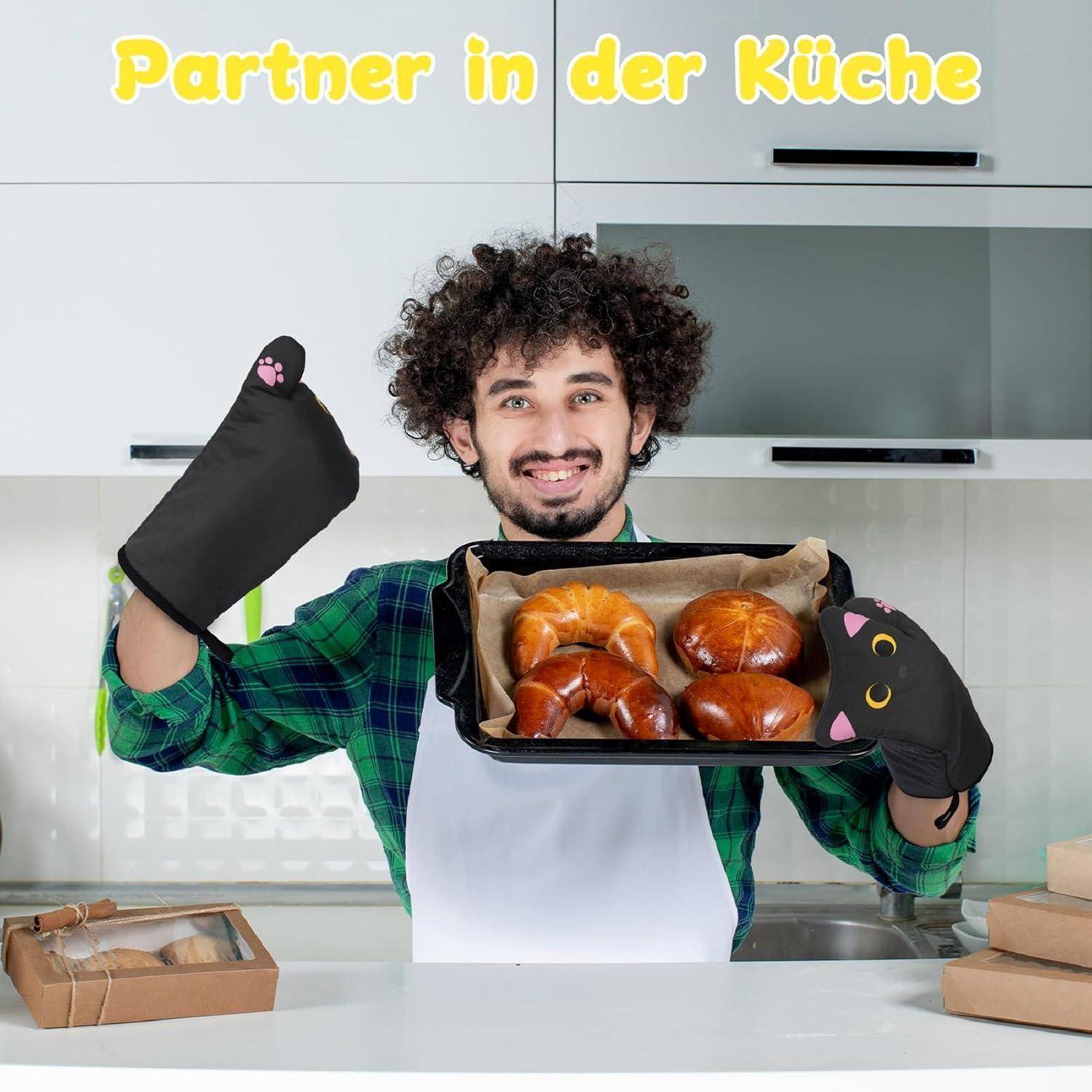 Mann in einer Küche, der Ofenhandschuhe und eine Schürze trägt, hält ein Tablett mit Brötchen, mit dem Text „Partner in der Küche
